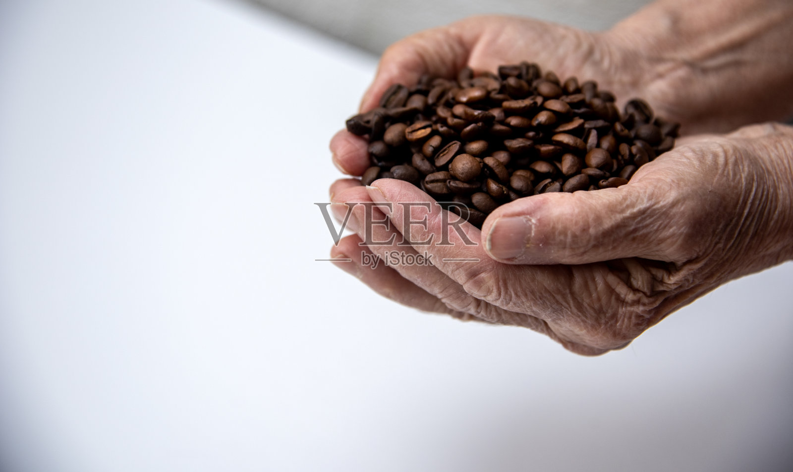 妇女手里的咖啡豆照片摄影图片