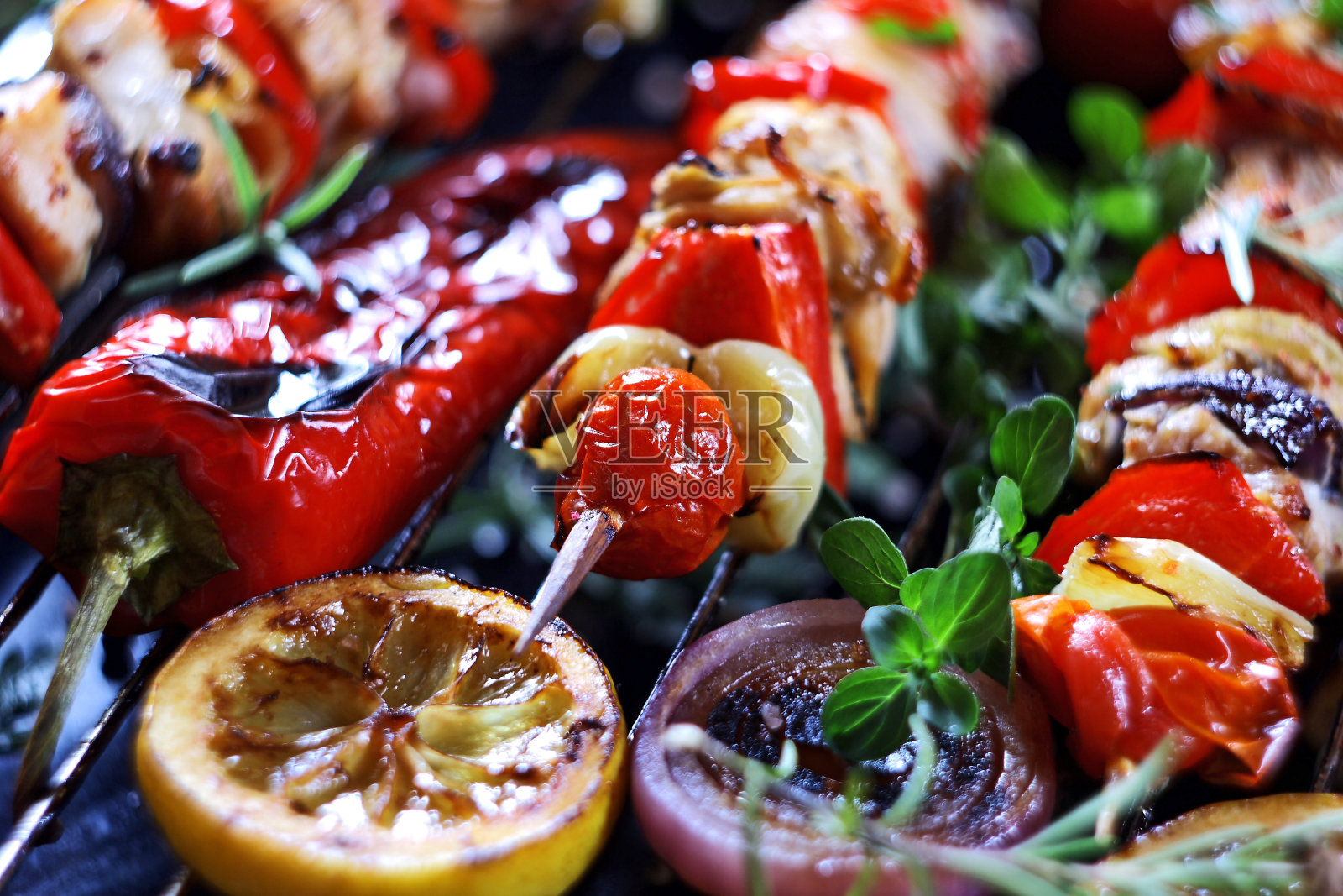 烤蔬菜和肉串，选择性的重点照片摄影图片