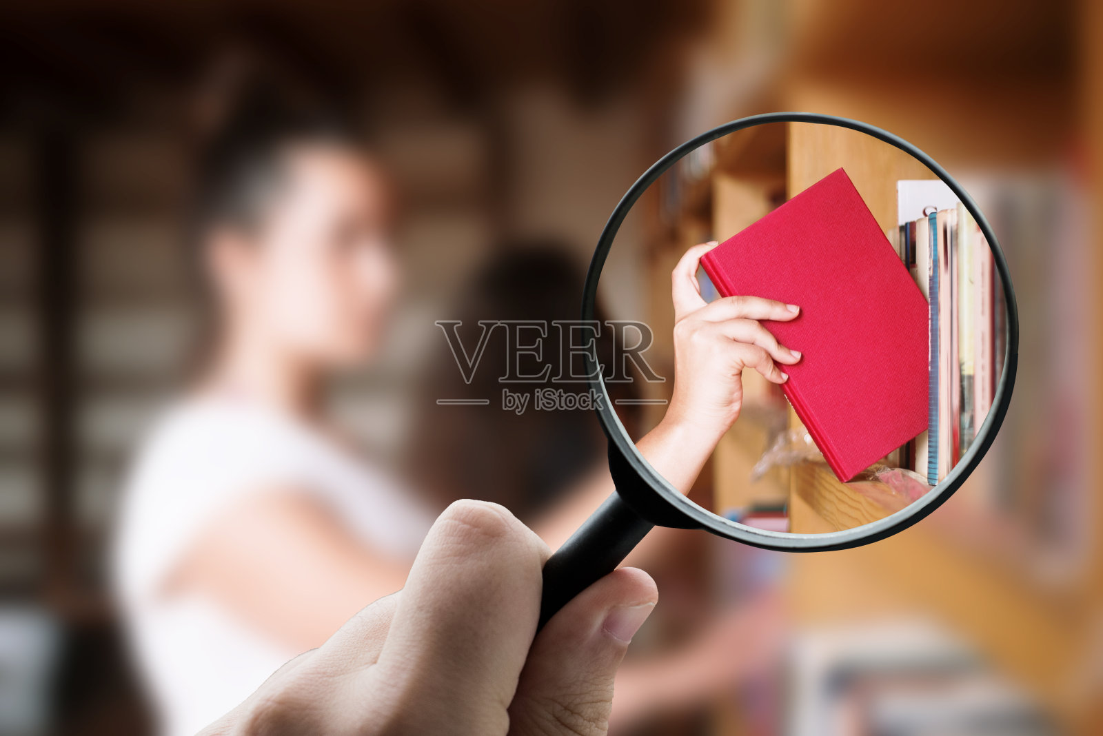 聚焦一本书的放大镜照片摄影图片