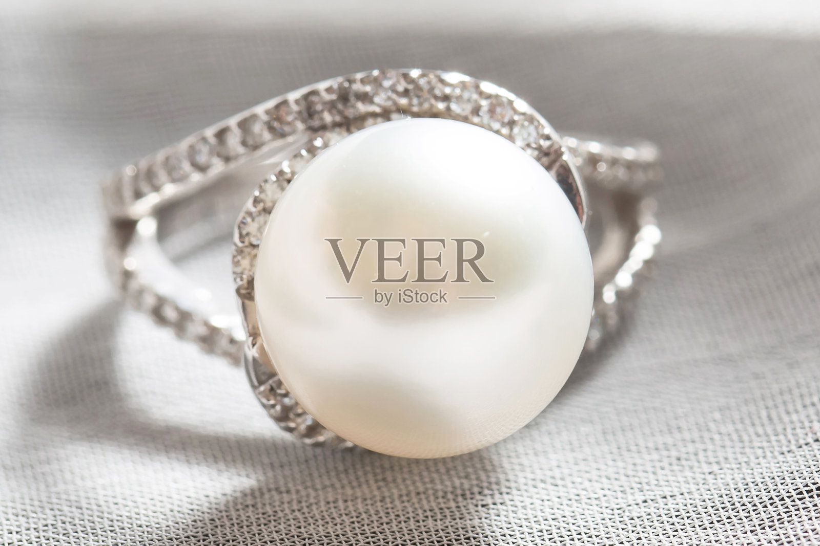 珍珠和钻石戒指，银戒指珍珠和钻石照片摄影图片