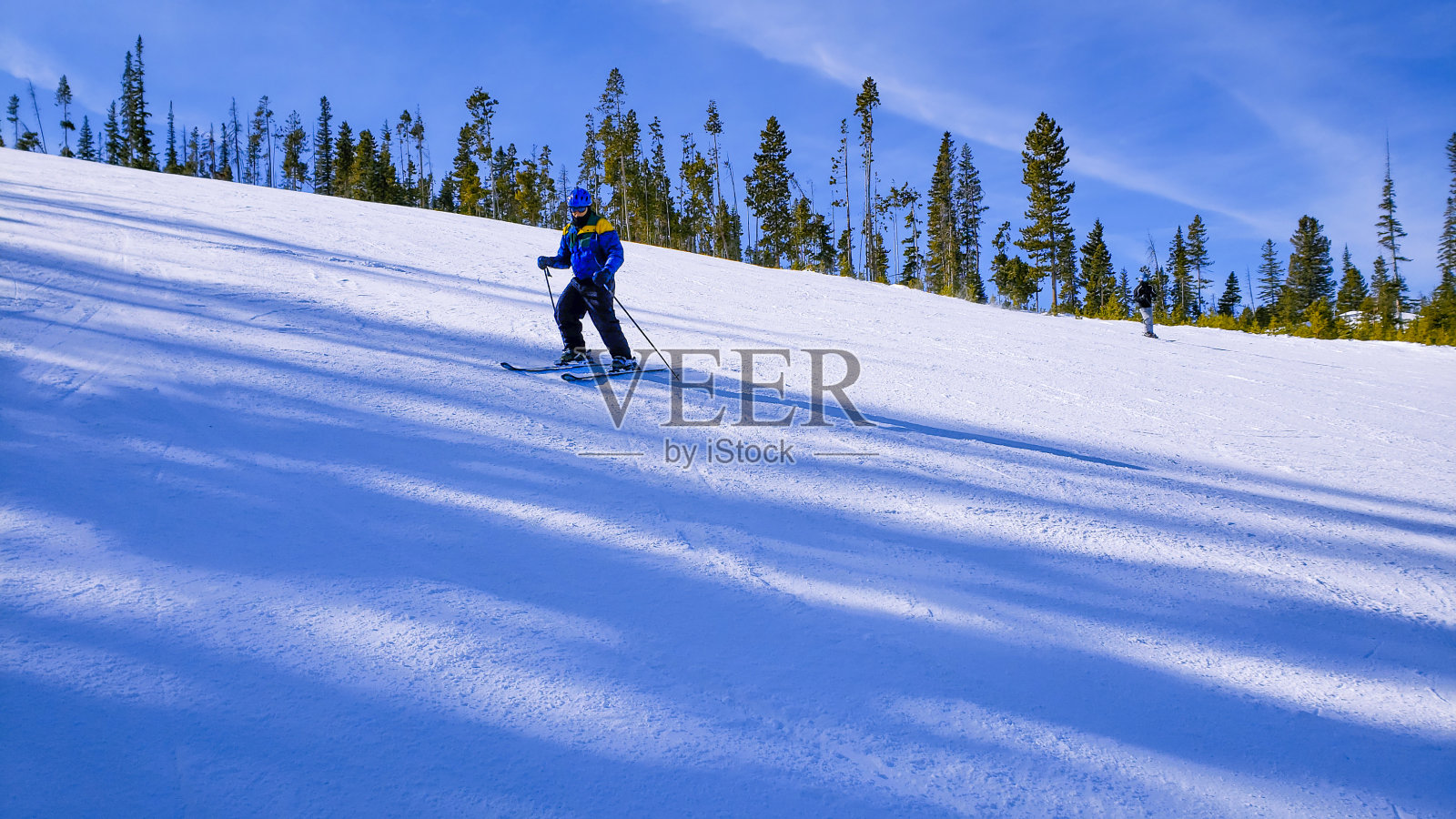 在寒冷的下午，科罗拉多州滑雪胜地滑雪的高级男子下坡滑雪者照片摄影图片