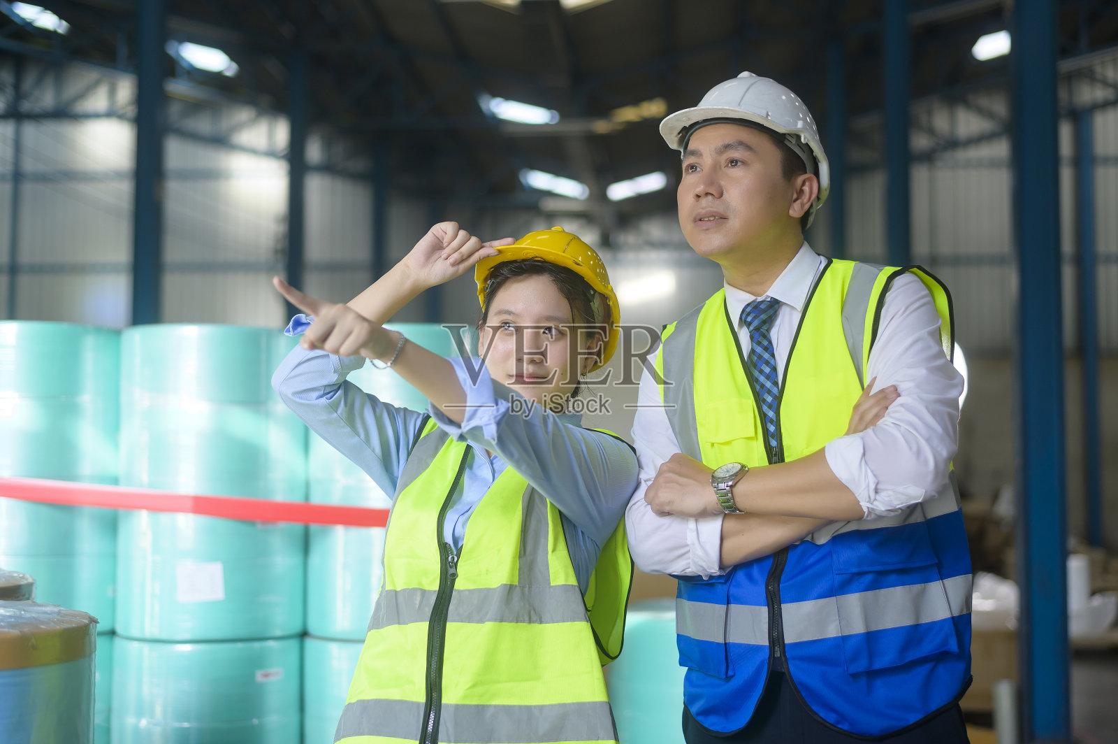 工程师们戴着防护口罩在仓库工作照片摄影图片