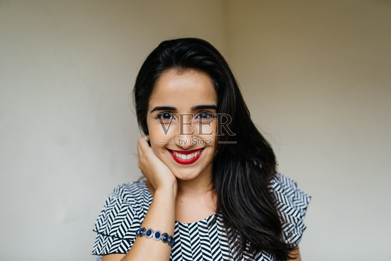 害羞的年轻女子微笑着照片摄影图片