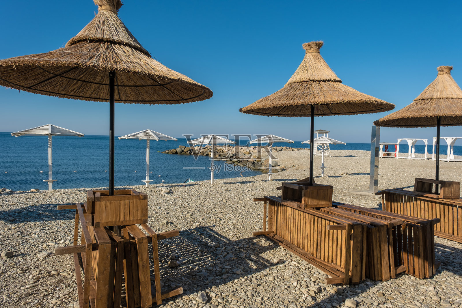 俄罗斯克拉斯诺达尔地区的Nebug度假村里，用稻草做成的沙滩伞。照片摄影图片