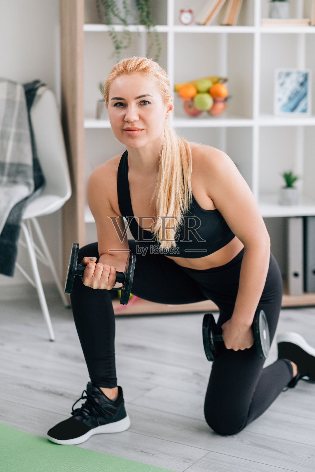 举重锻炼运动女性家庭健身照片摄影图片