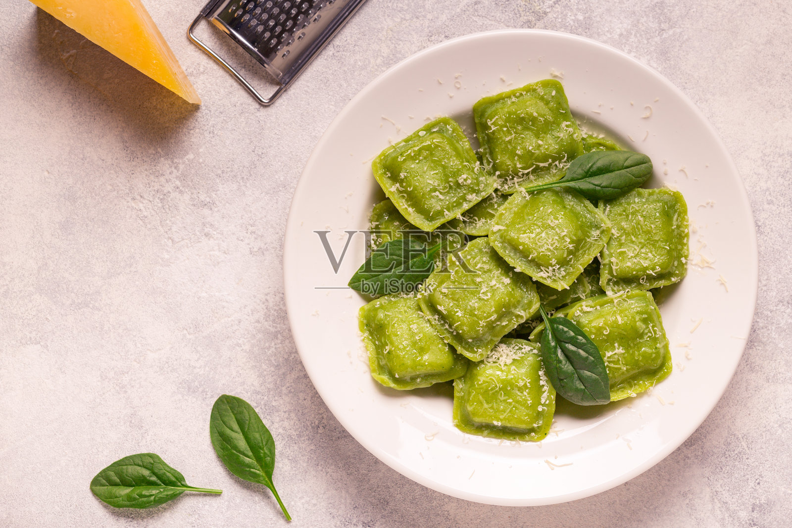 帕尔马干酪菠菜馄饨，俯视图照片摄影图片