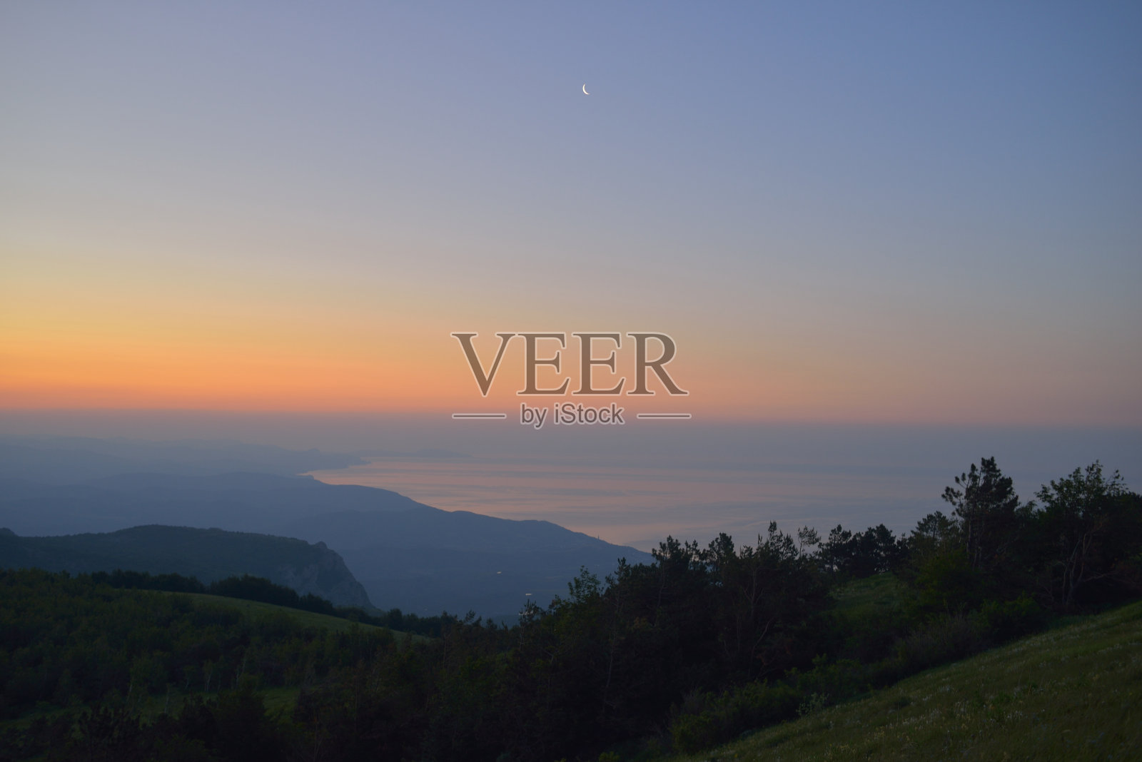 克里米亚南部海岸和克里米亚山脉黑海的暮色照片摄影图片