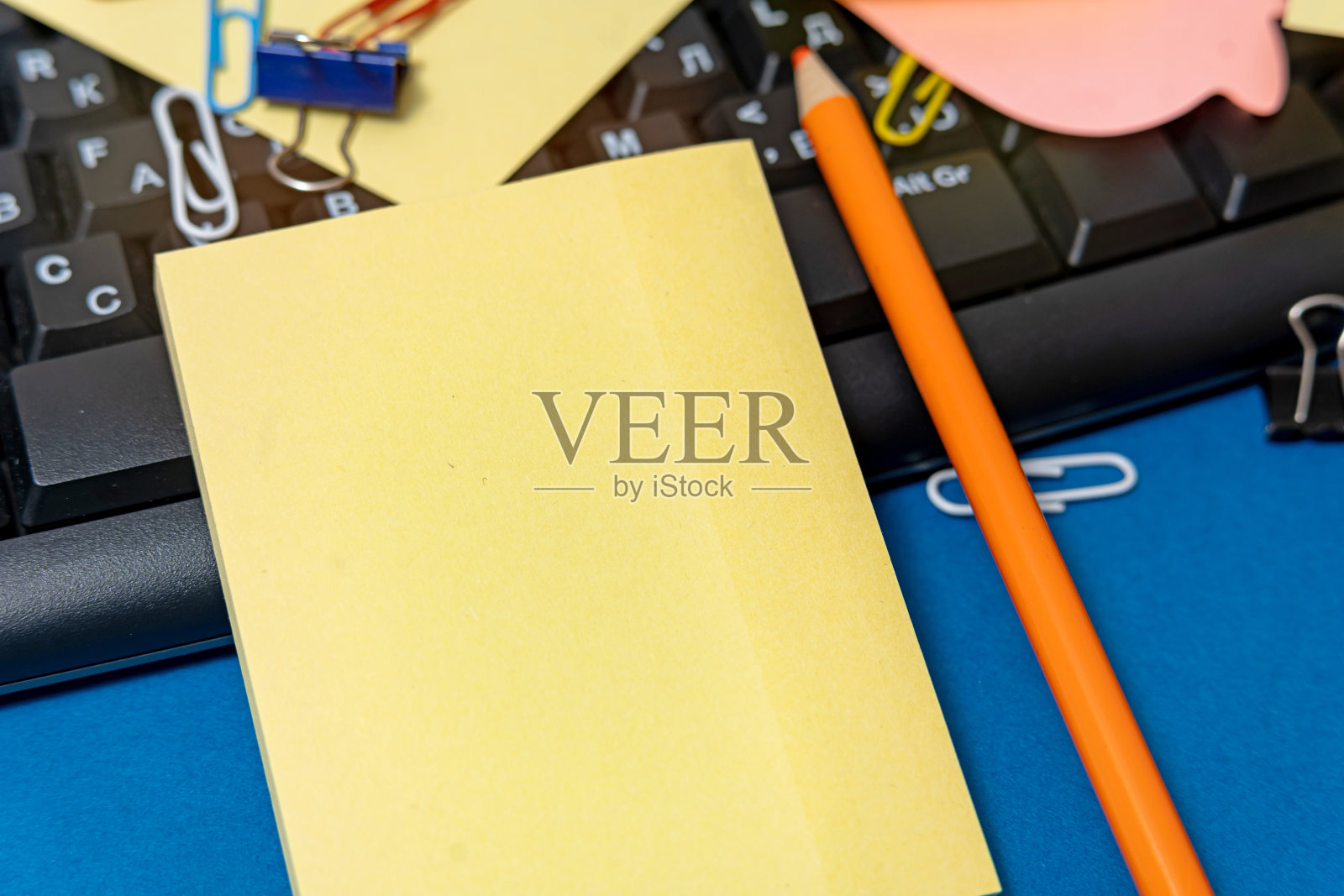 多种多样的收集办公室文具照片钢笔铅笔记事本笔记本尺子订书机剪刀剪刀夹子纸夹夹板放置在桌子上照片摄影图片