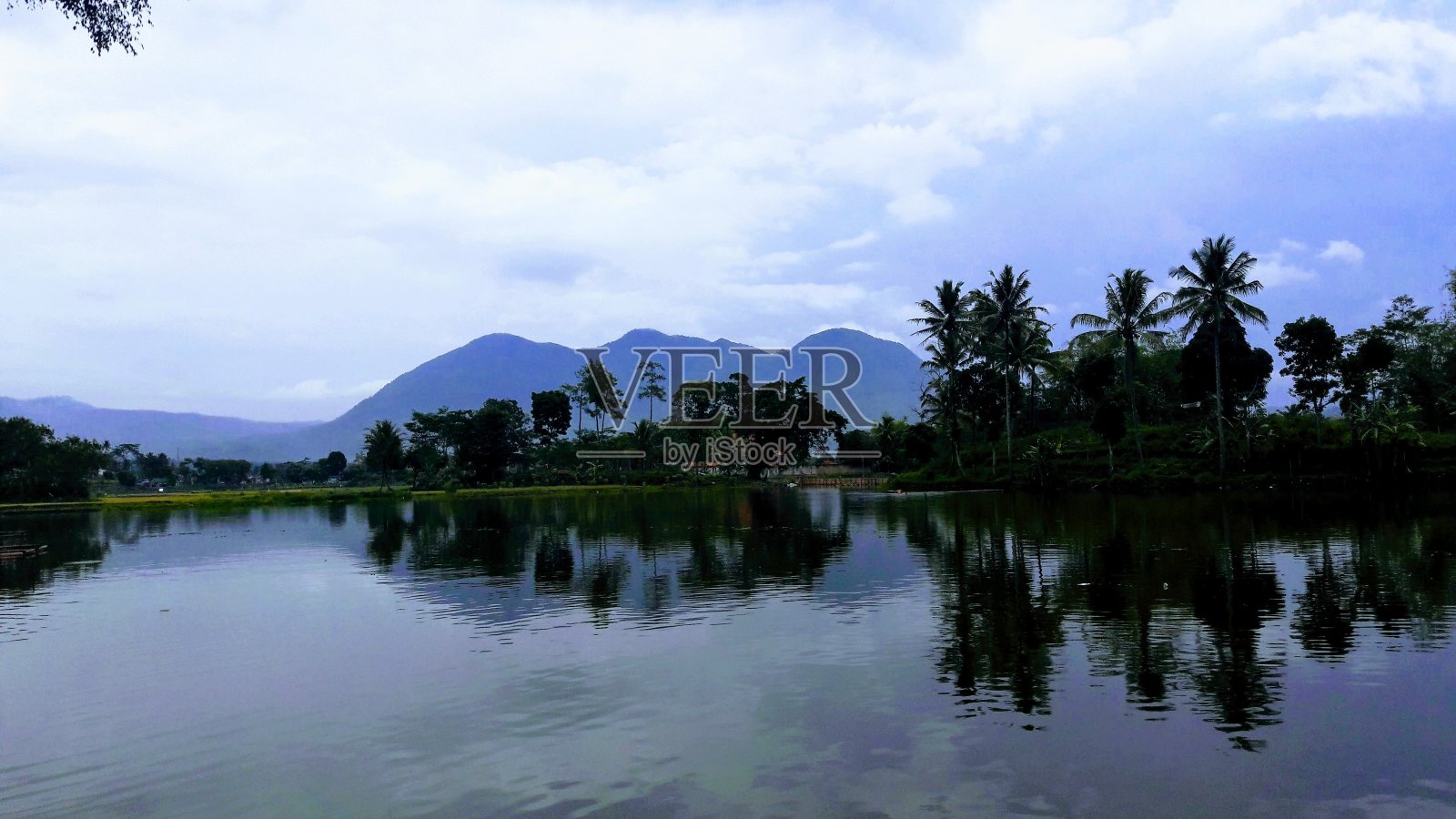 湖水与多云的天空的照片照片摄影图片