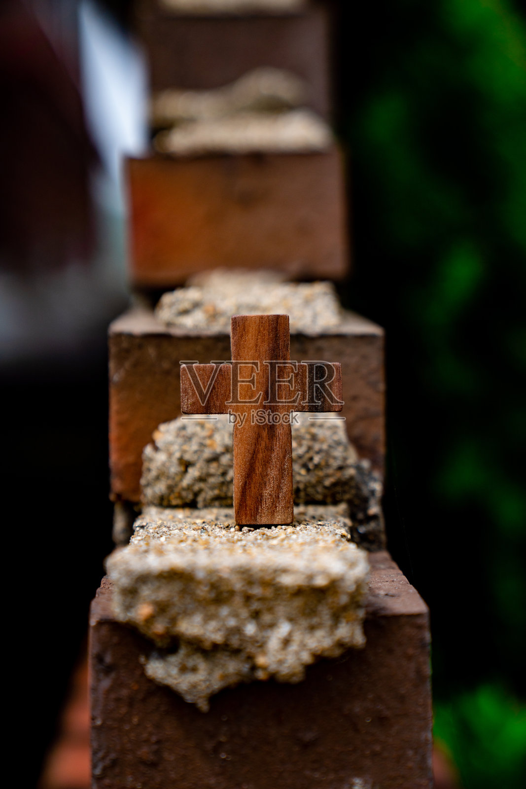 砖背景木十字照片摄影图片