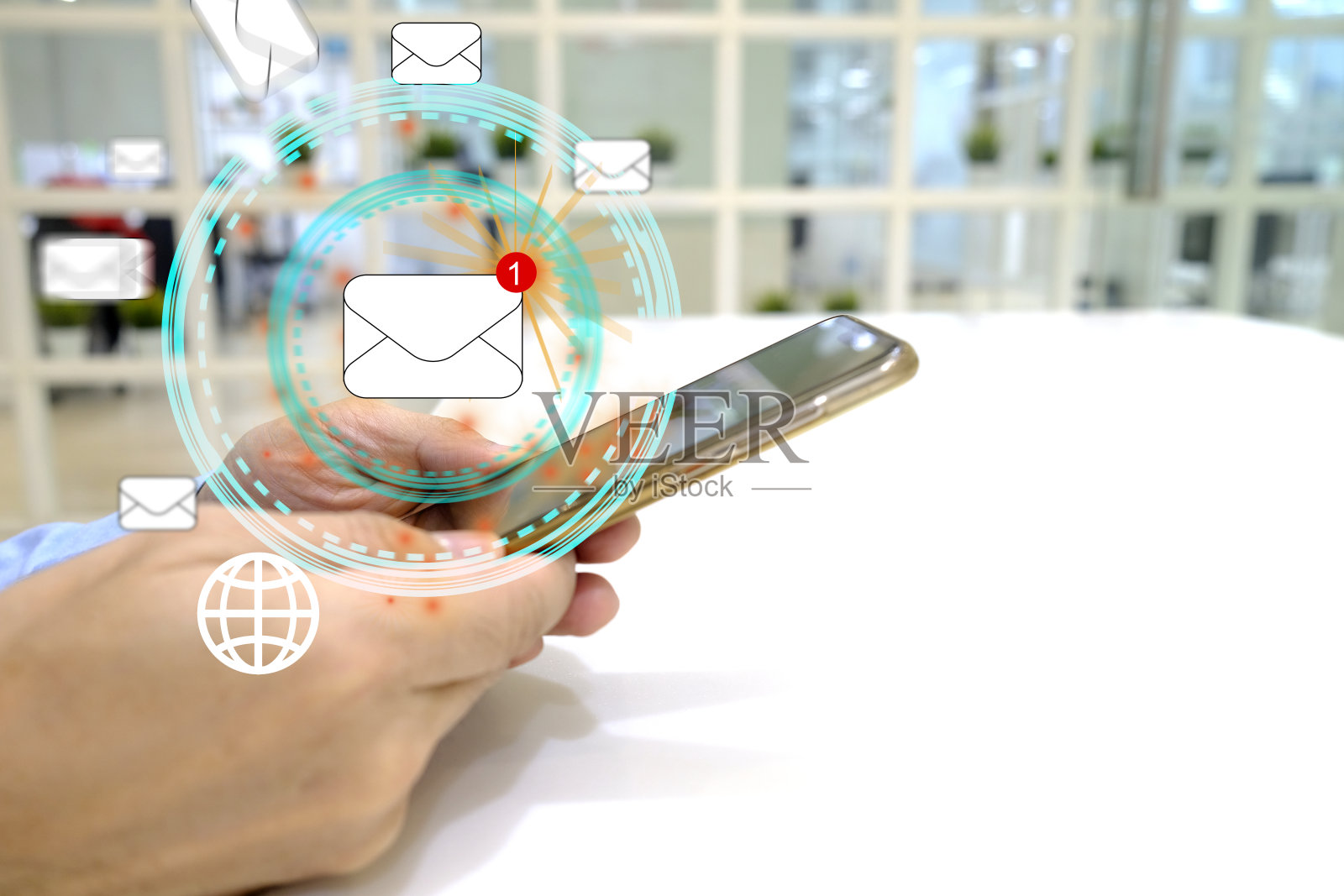 商人接收电子邮件。照片摄影图片