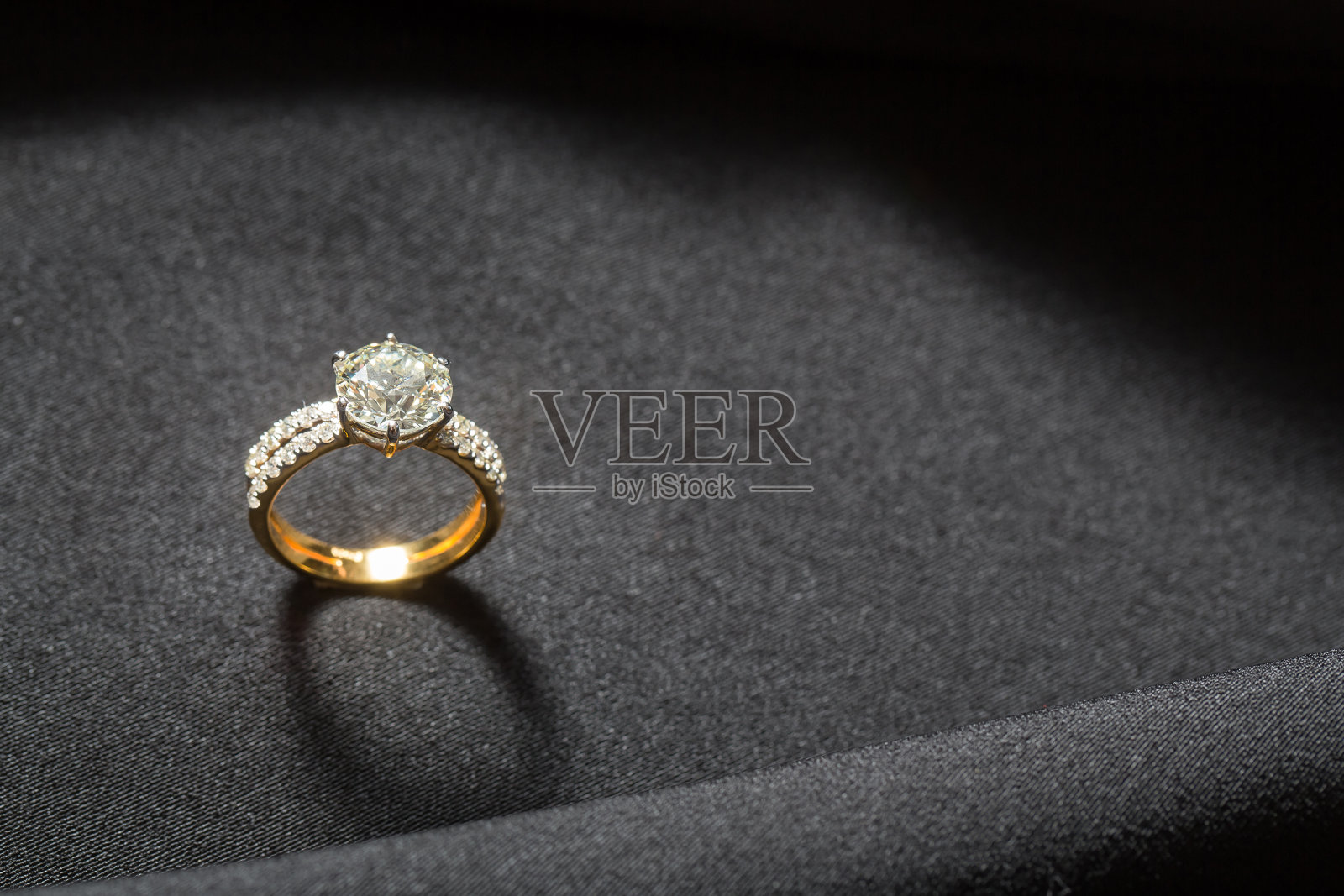 大钻石戒指照片摄影图片