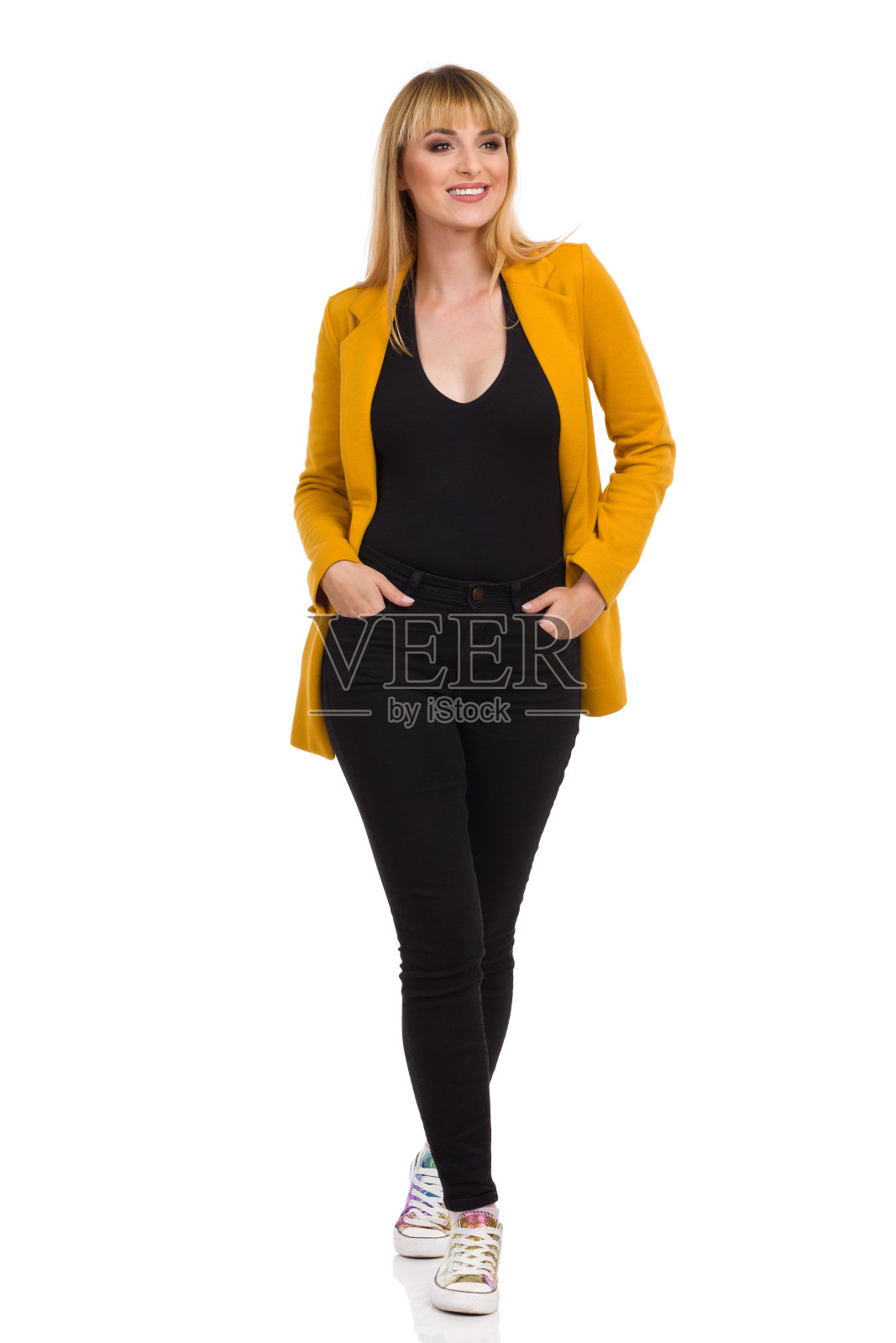 不经意的年轻女子一边走一边看向别处。前视图。照片摄影图片