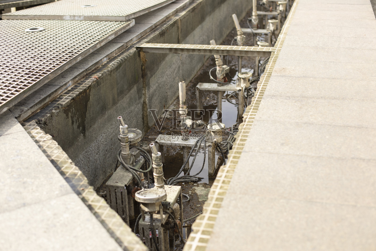 喷泉修复。断开和拆卸喷泉。照片摄影图片