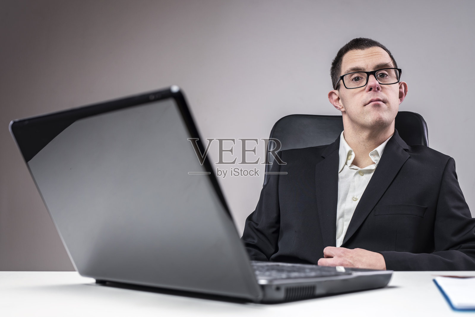 坐在办公室里的唐氏综合征青年商人照片摄影图片