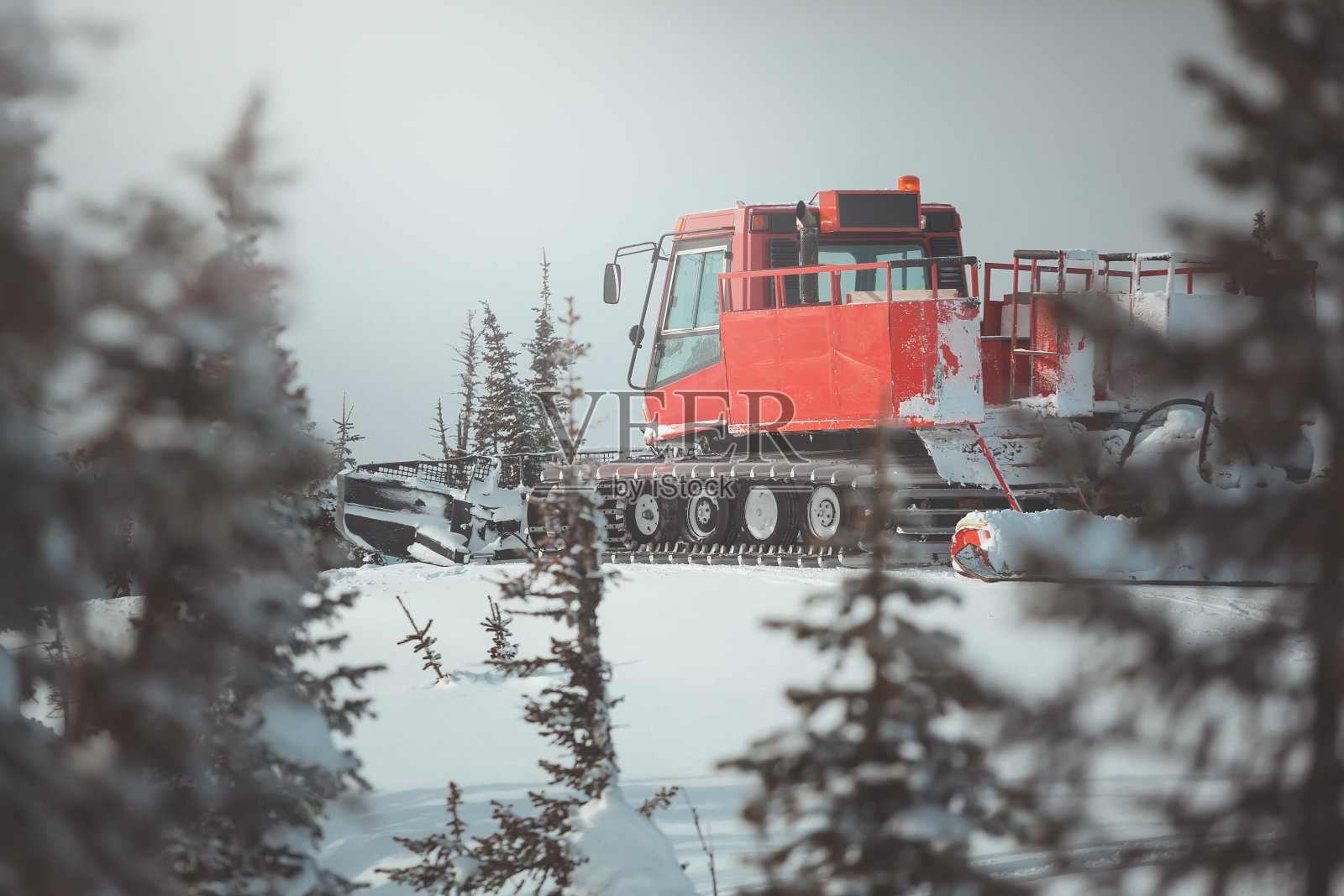 雪地履带式车辆在山区照片摄影图片