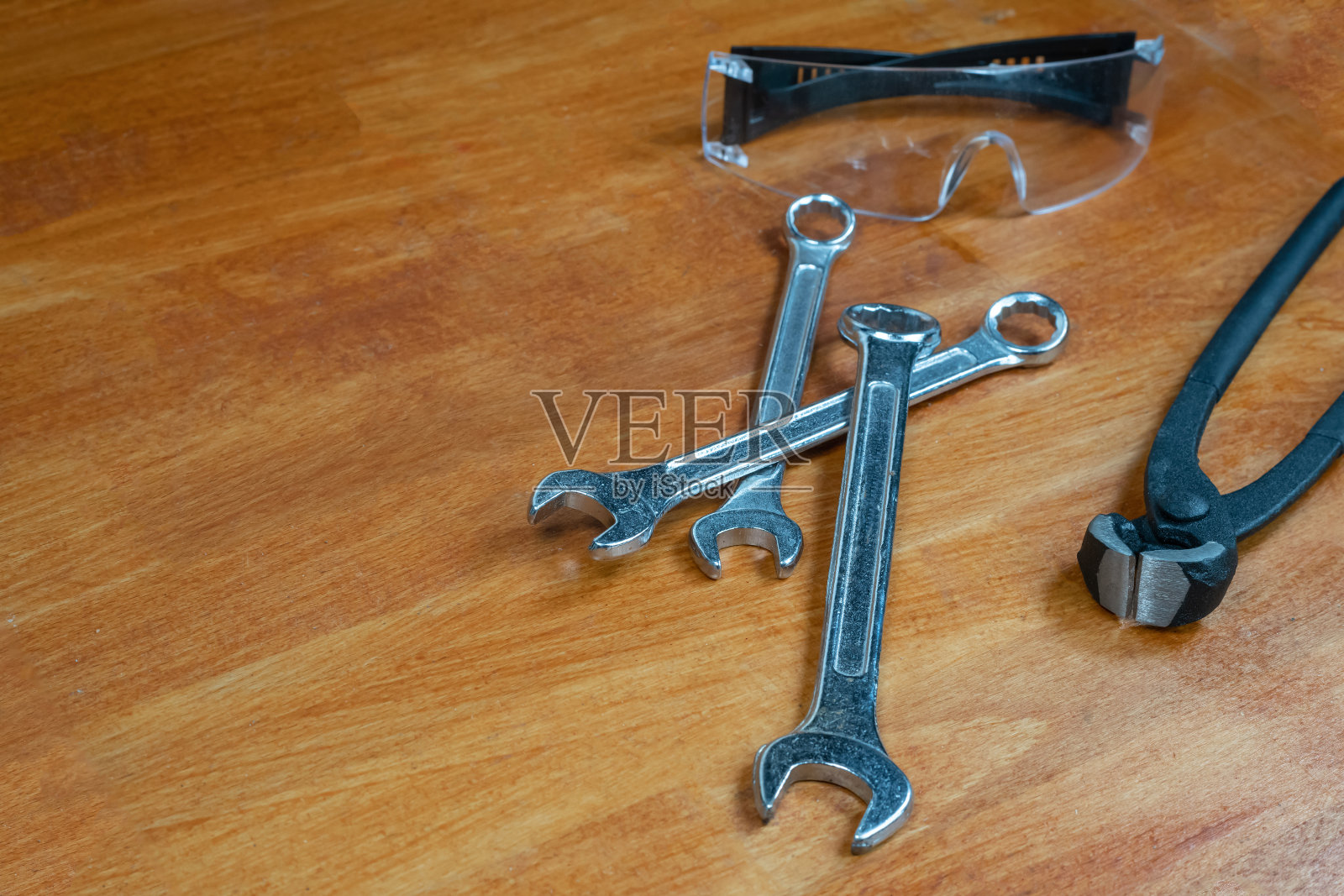 一套工具银可调扳手和钢丝钳在主人的桌子上照片摄影图片