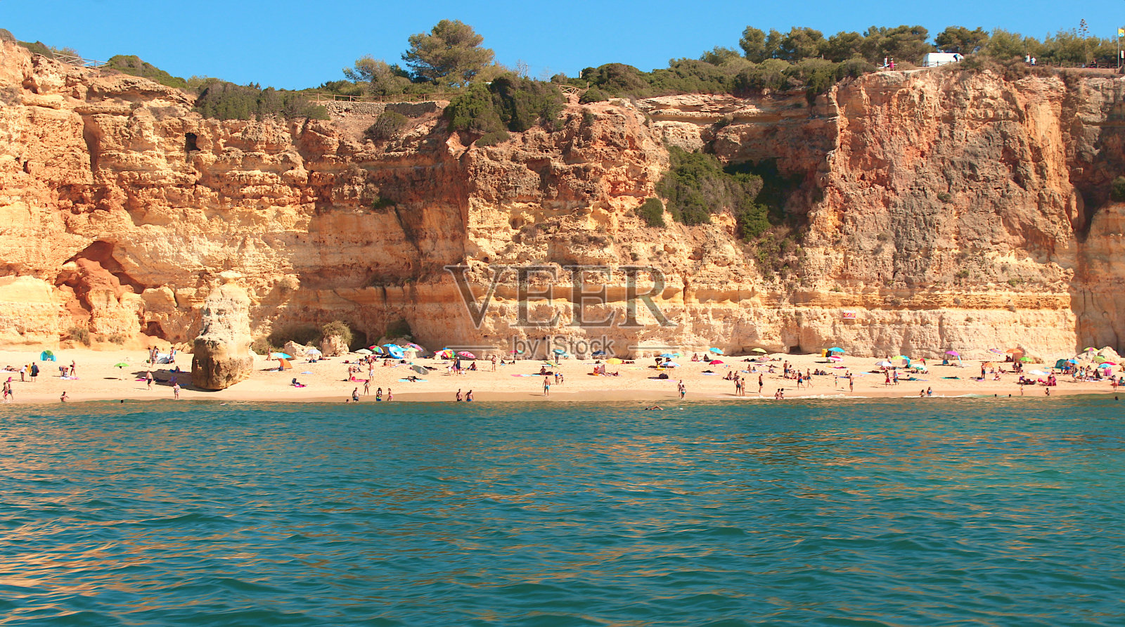 葡萄牙南部阳光明媚的阿尔加维海岸的悬崖、岩石和海滩，照片摄影图片