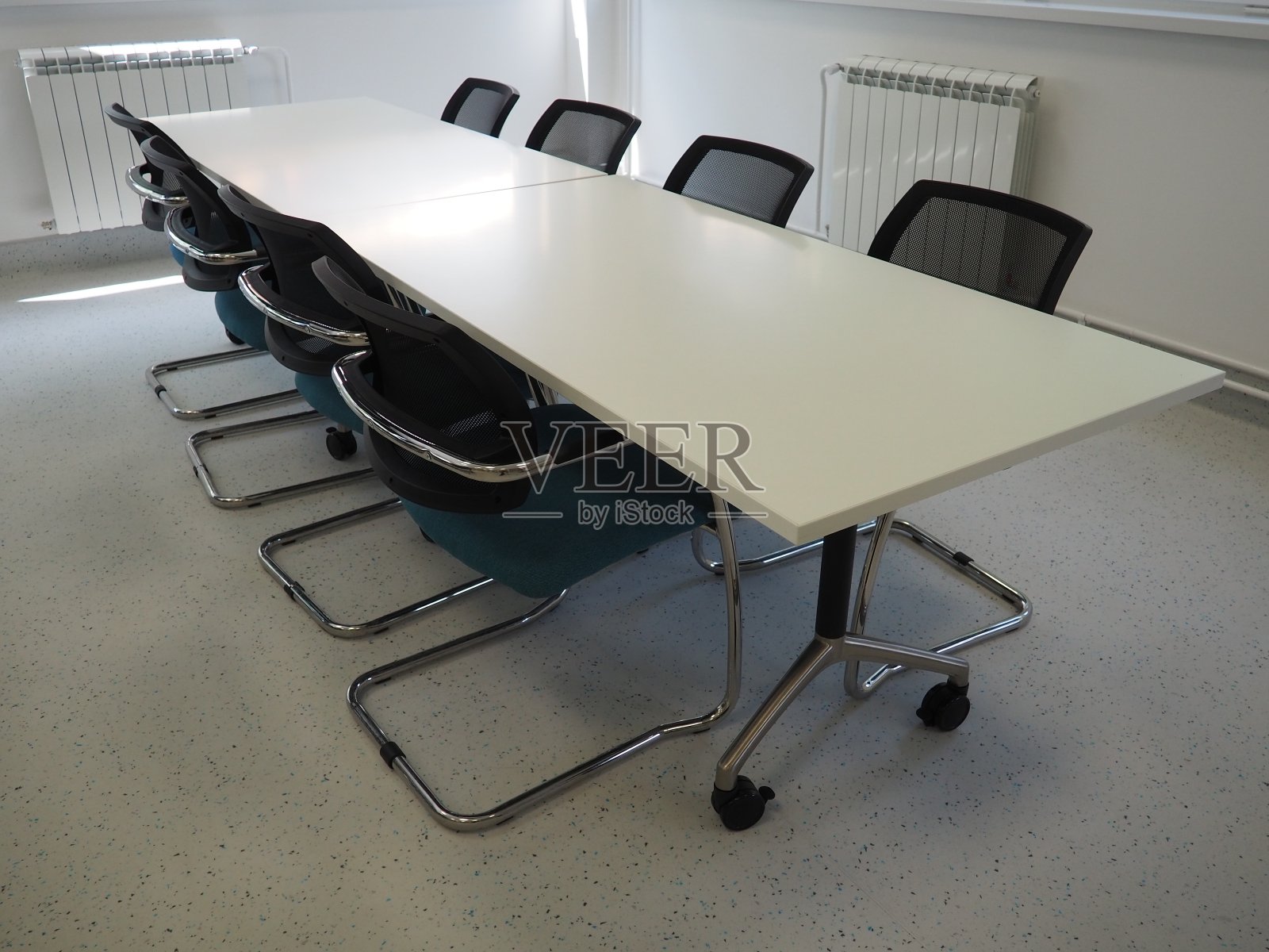 在会议室或礼堂的桌子和椅子。图书馆、办公室或官方机构或银行的场所。桌子上没有人。室内用白色、黑色和灰色油漆照片摄影图片