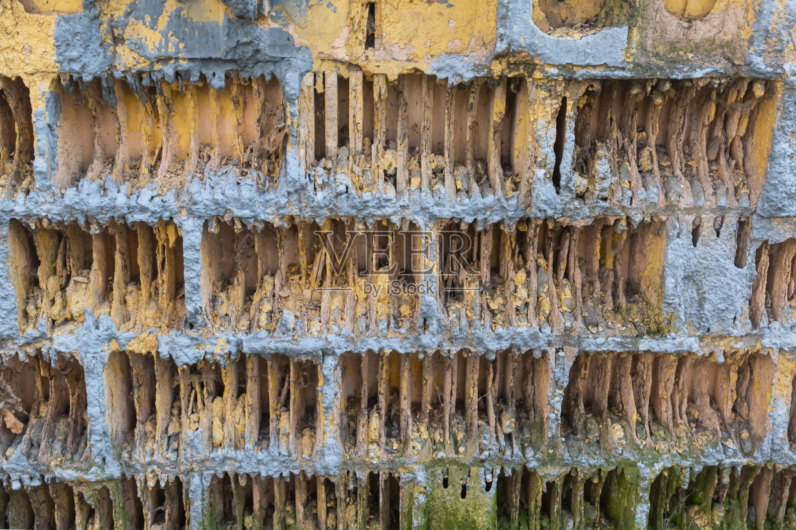 海堤附近的堤岸被时间和水破坏照片摄影图片