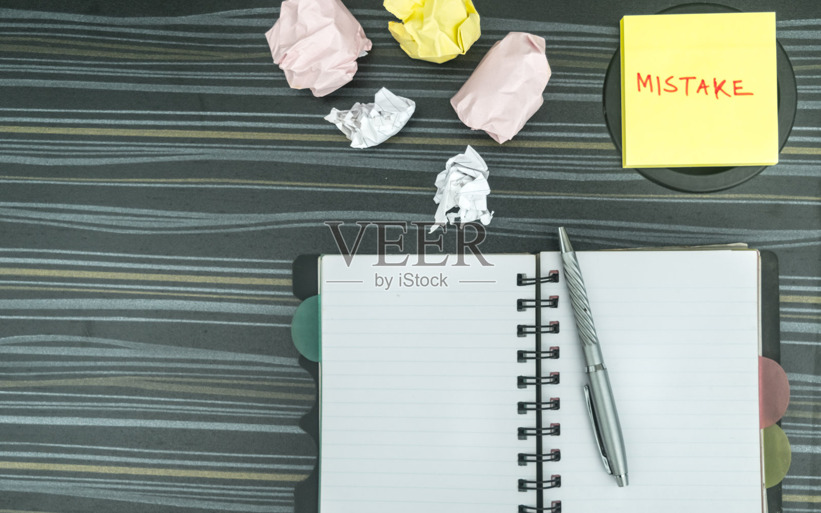 便签上写着“错误”。学习、错误、失误、后悔语录背景。爱情关系中的过失、缺陷、粗心、课程纠正与和解概念。平躺照片摄影图片