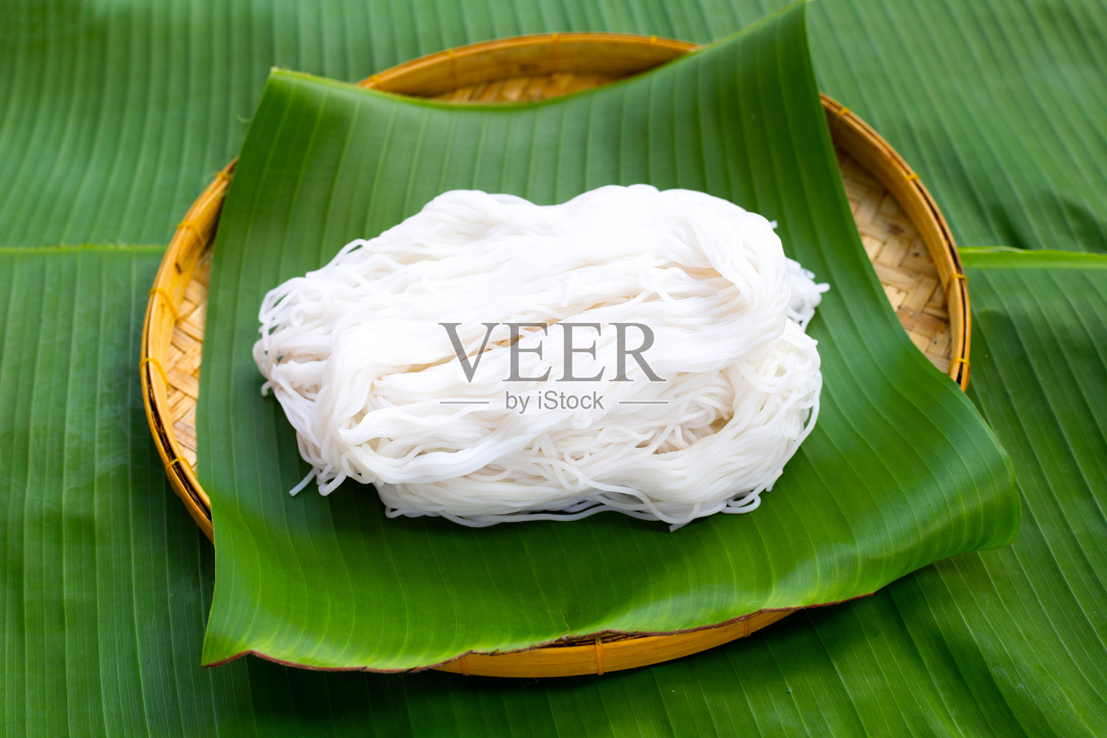 香蕉叶上的米粉照片摄影图片