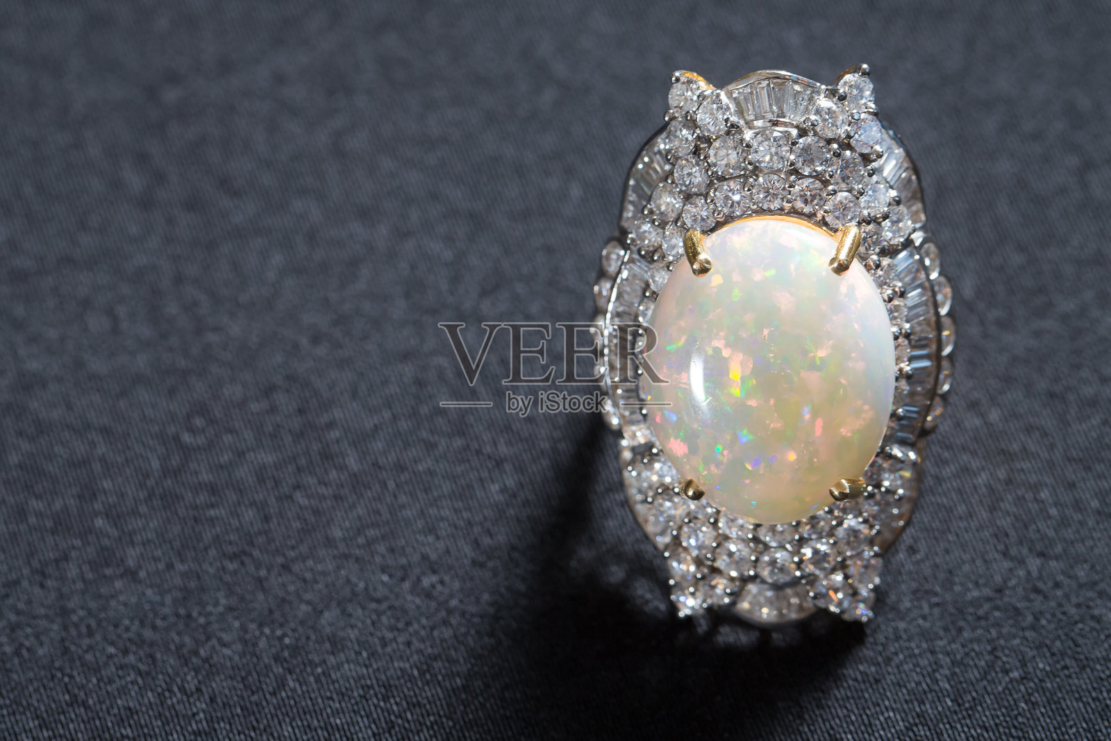 钻石戒指与宝石，蛋白石照片摄影图片