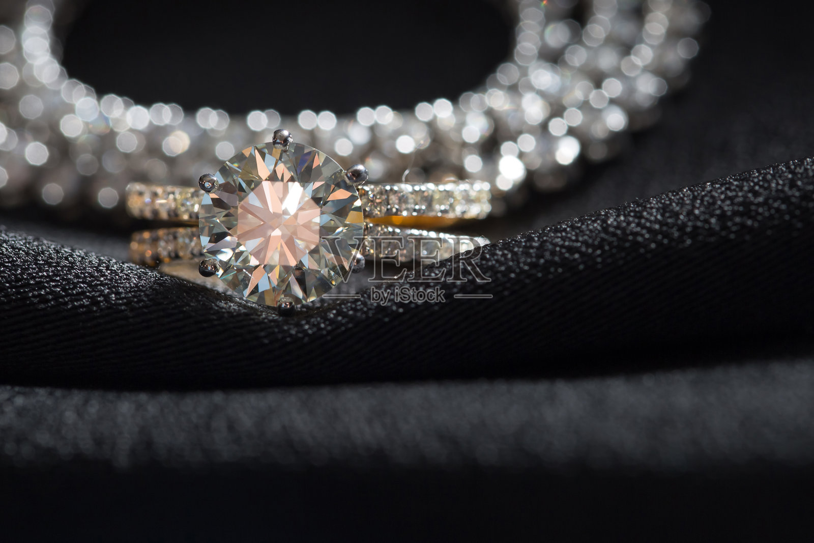 珠宝戒指对黑色织物背景照片摄影图片