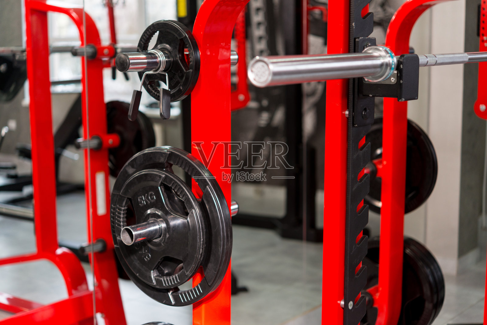 健身房里的杠铃运动器材，特写镜头照片摄影图片