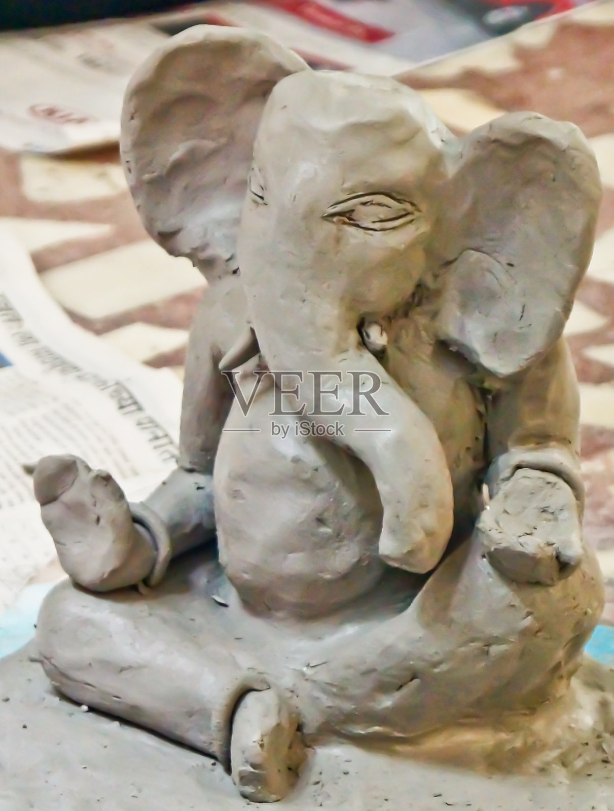 2019年8月25日，印度浦那。制作象头神/甘帕蒂神像的儿童课程。生态友好的象头神神像或murti，为Ganapati Pooja自制的生态友好象头神神像。照片摄影图片