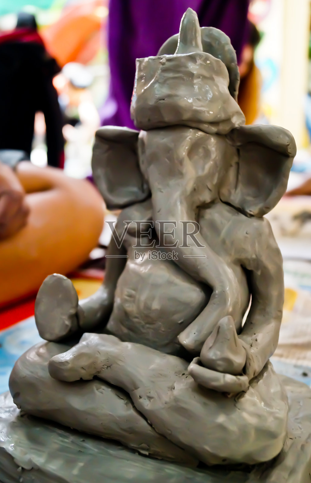 2019年8月25日，印度浦那。制作象头神/甘帕蒂神像的儿童课程。生态友好的象头神神像或murti，为Ganapati Pooja自制的生态友好象头神神像。照片摄影图片