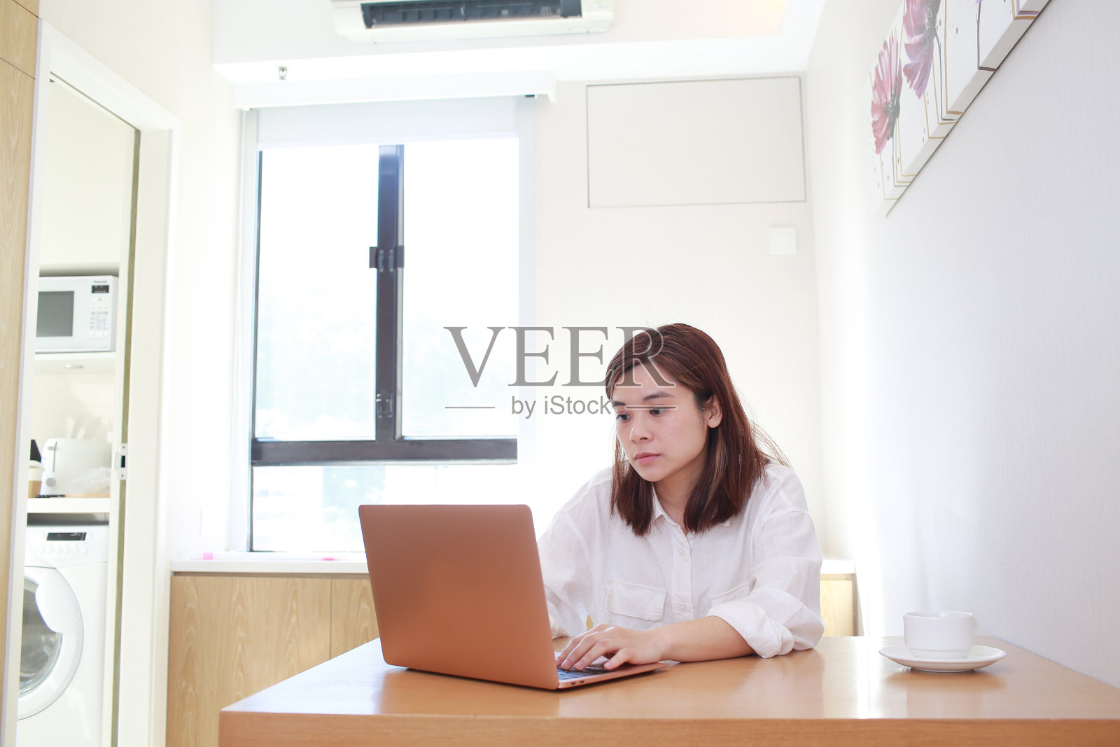 亚洲女性在家工作照片摄影图片