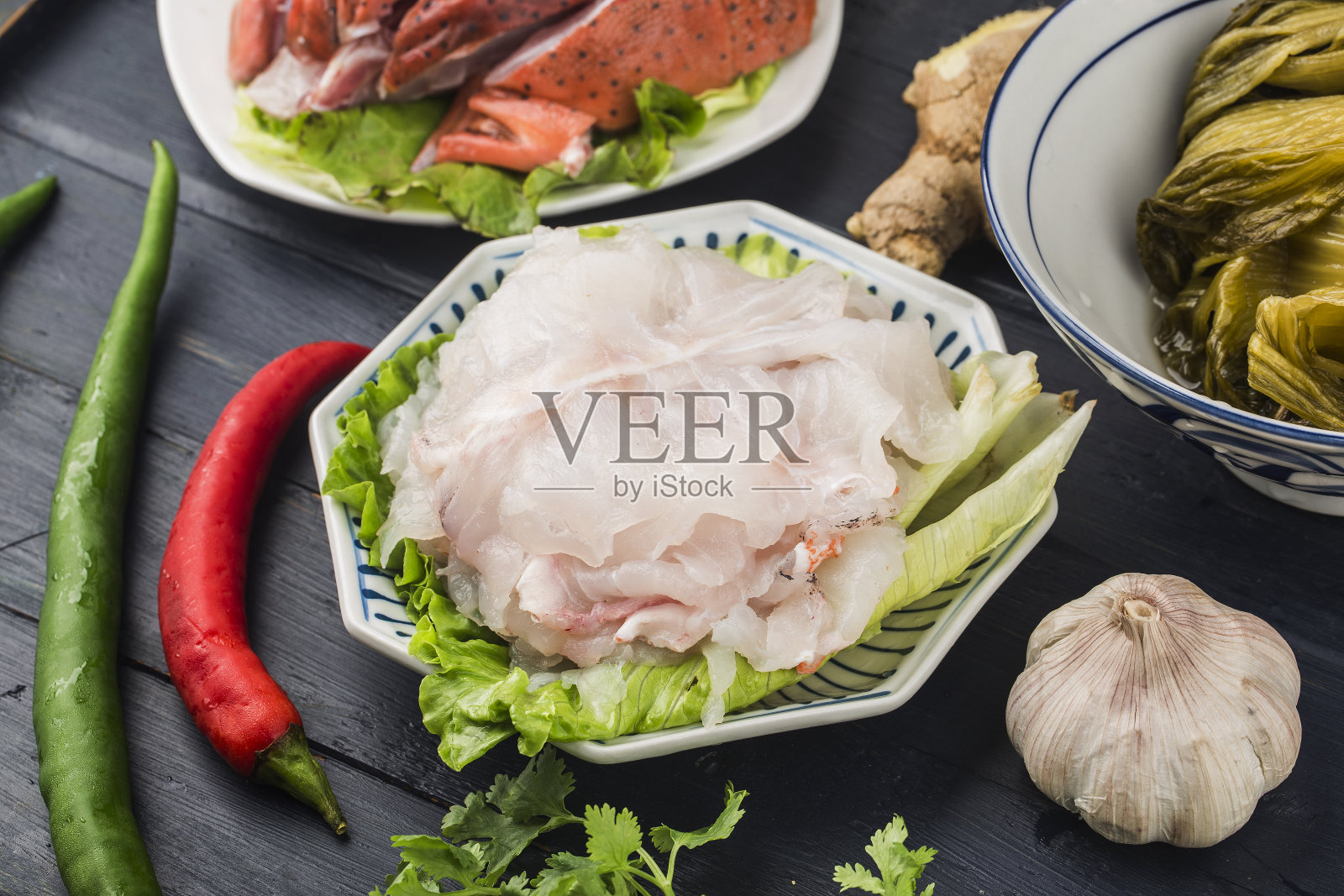 新鲜的红石斑鱼片，生鱼片照片摄影图片