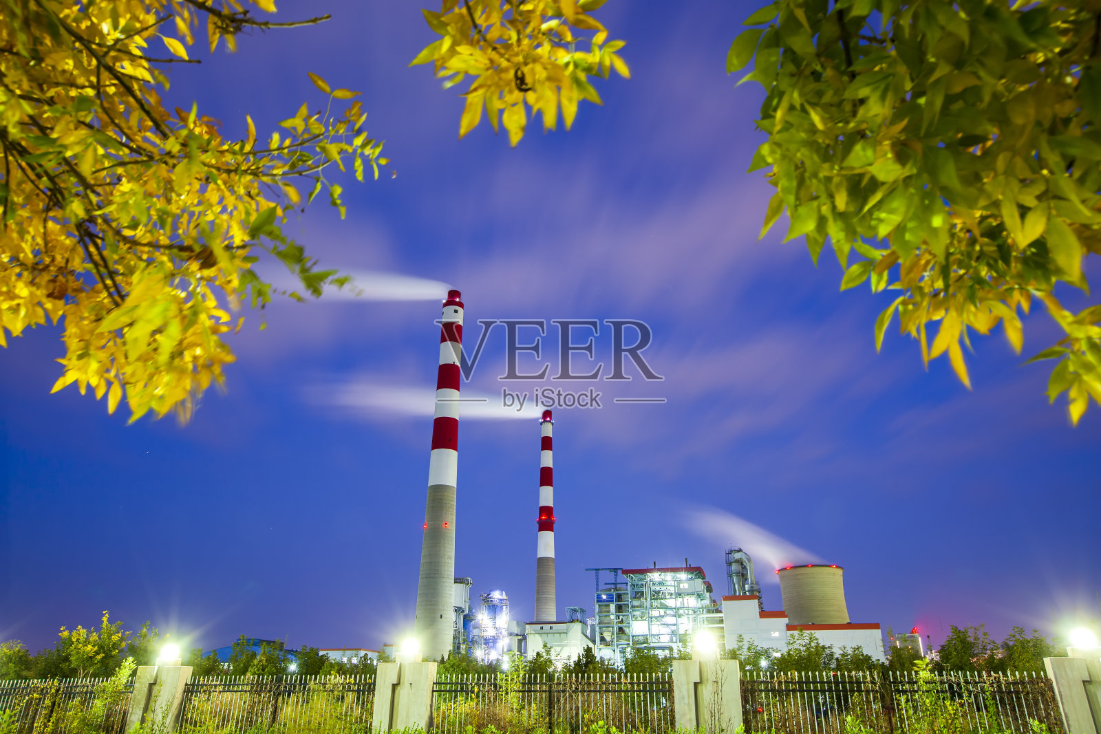 夜间火力发电厂照片摄影图片