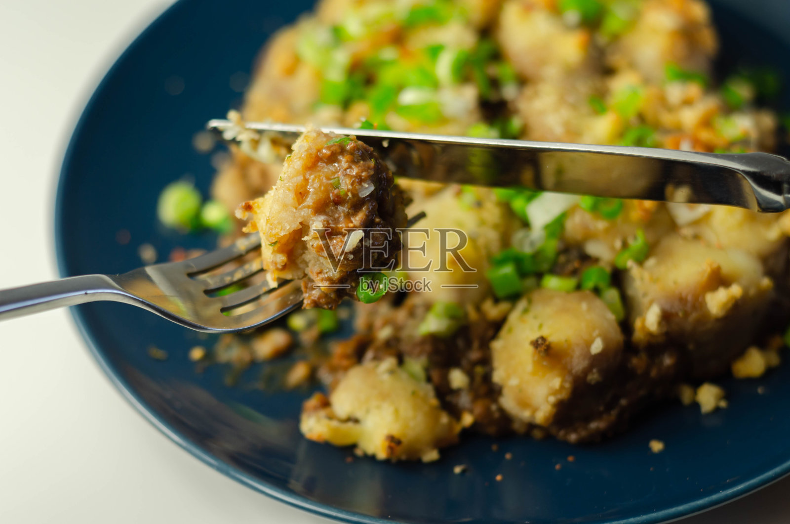 牛肉和肉汁配上意大利红酒，奶油土豆泥，最后是香草切达干酪屑，照片摄影图片