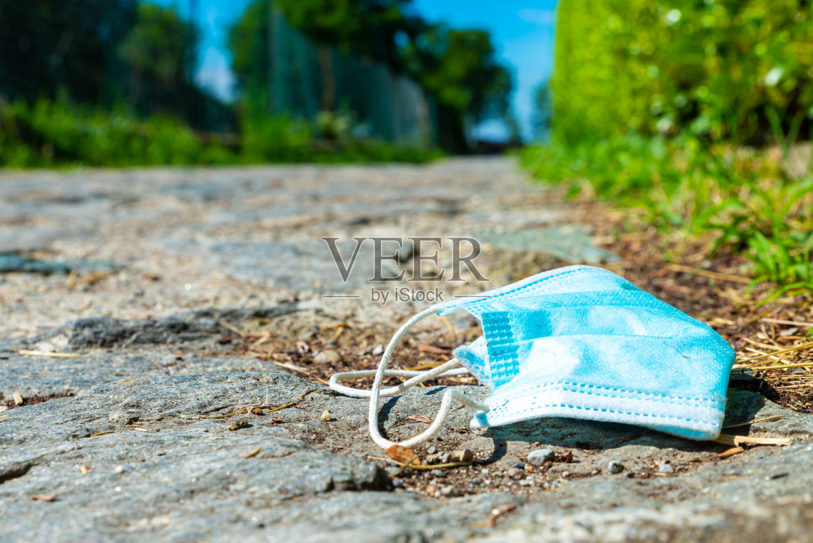 把面具扔到环境中。污染。照片摄影图片