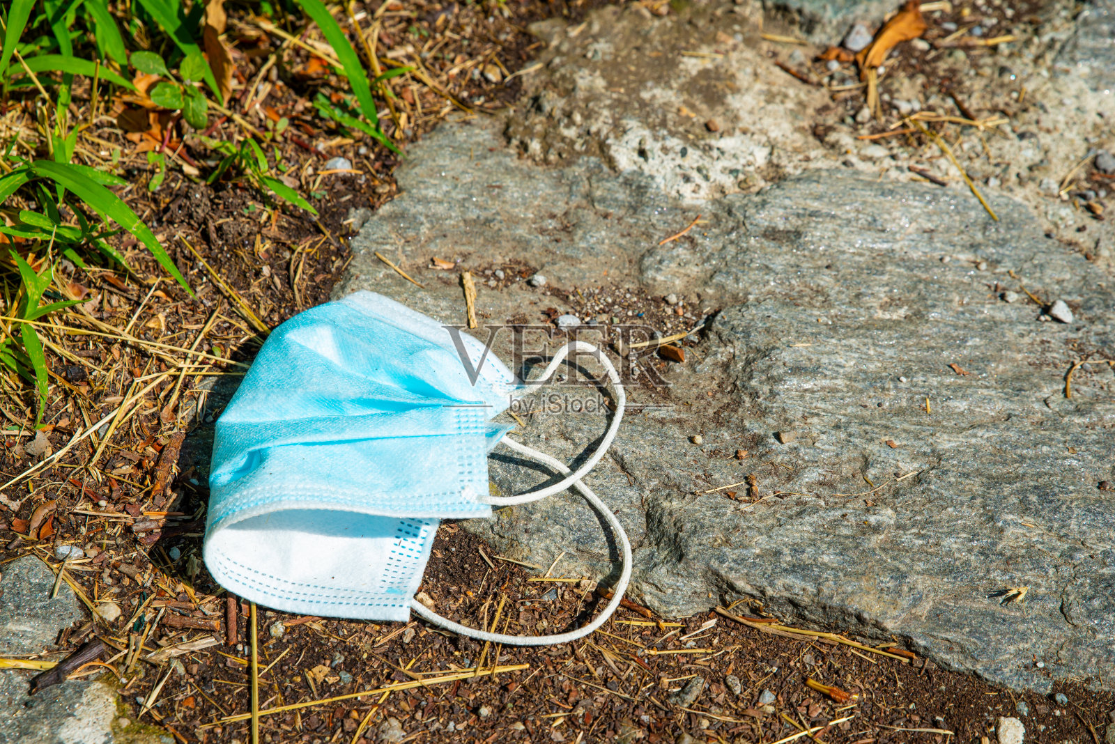 把面具扔到环境中。污染。照片摄影图片