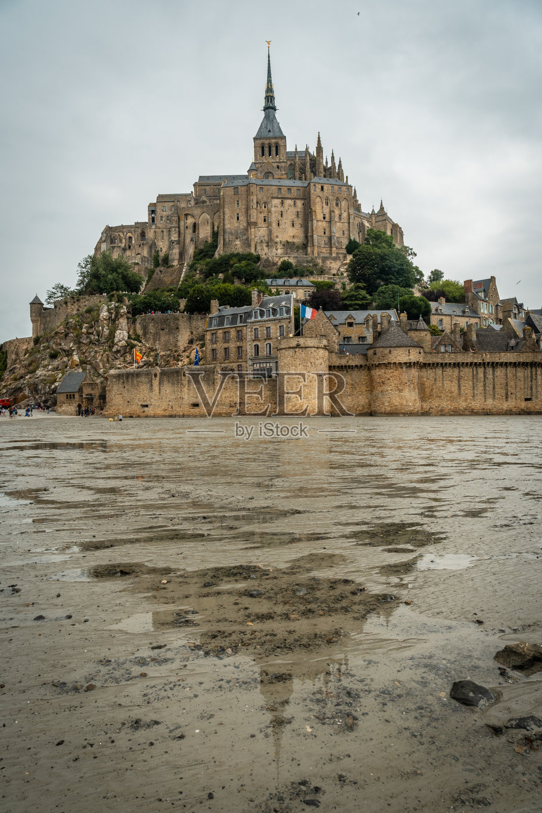 法国诺曼底地区，著名的圣米歇尔修道院在退潮时倒映在水中照片摄影图片