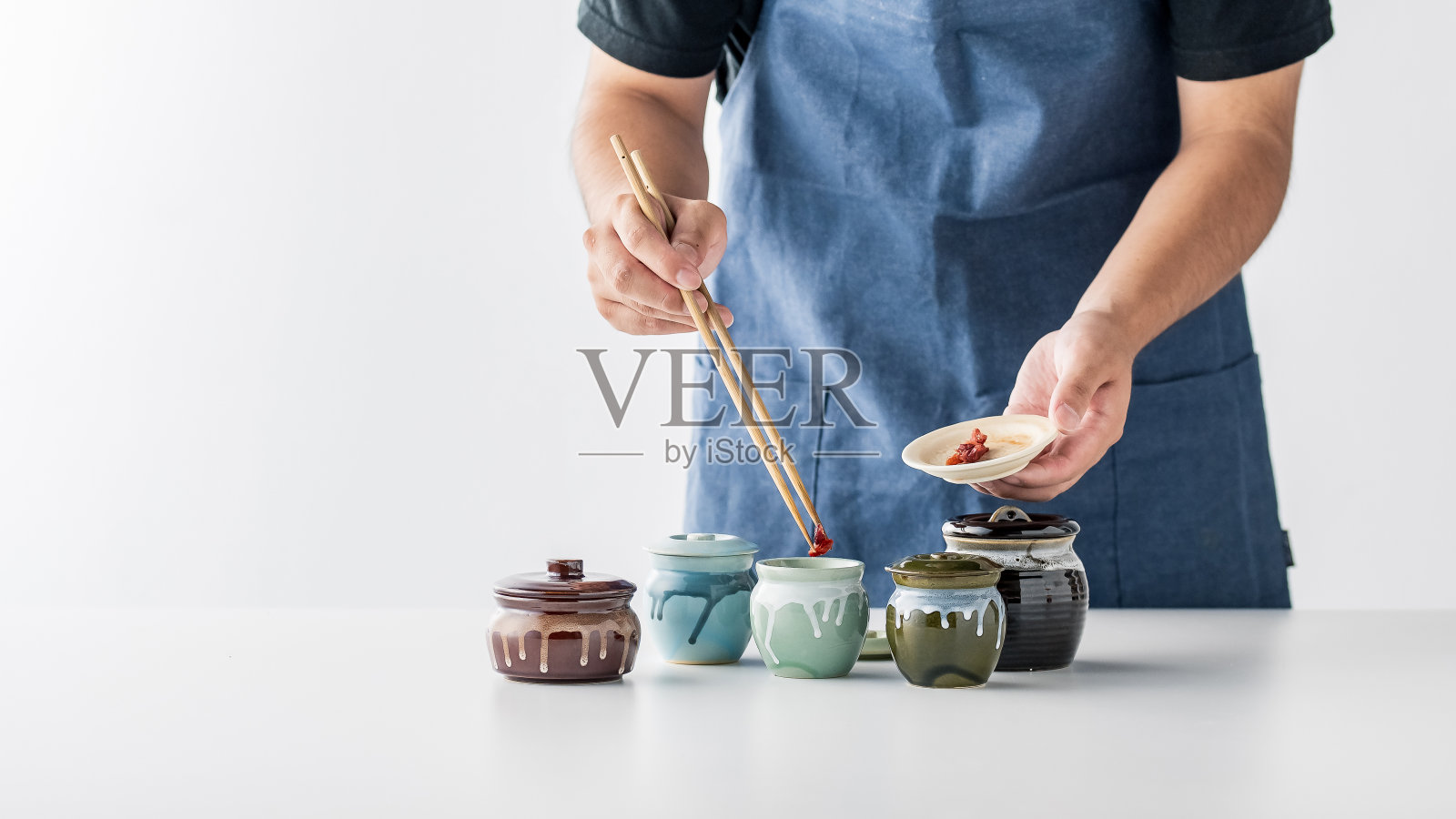 乌梅博希罐。照片摄影图片