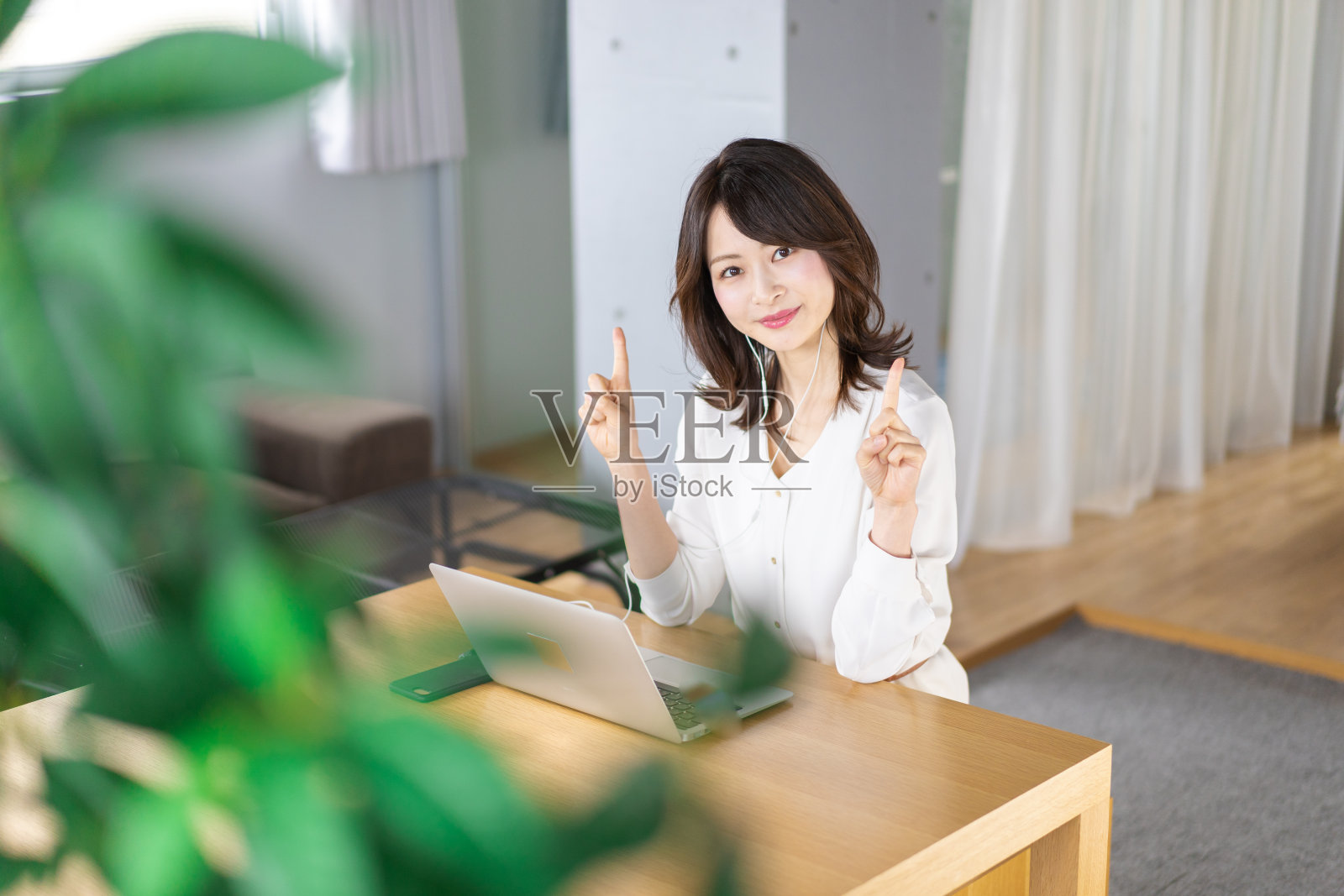 一位年轻的职业女性远程参加在线会议照片摄影图片