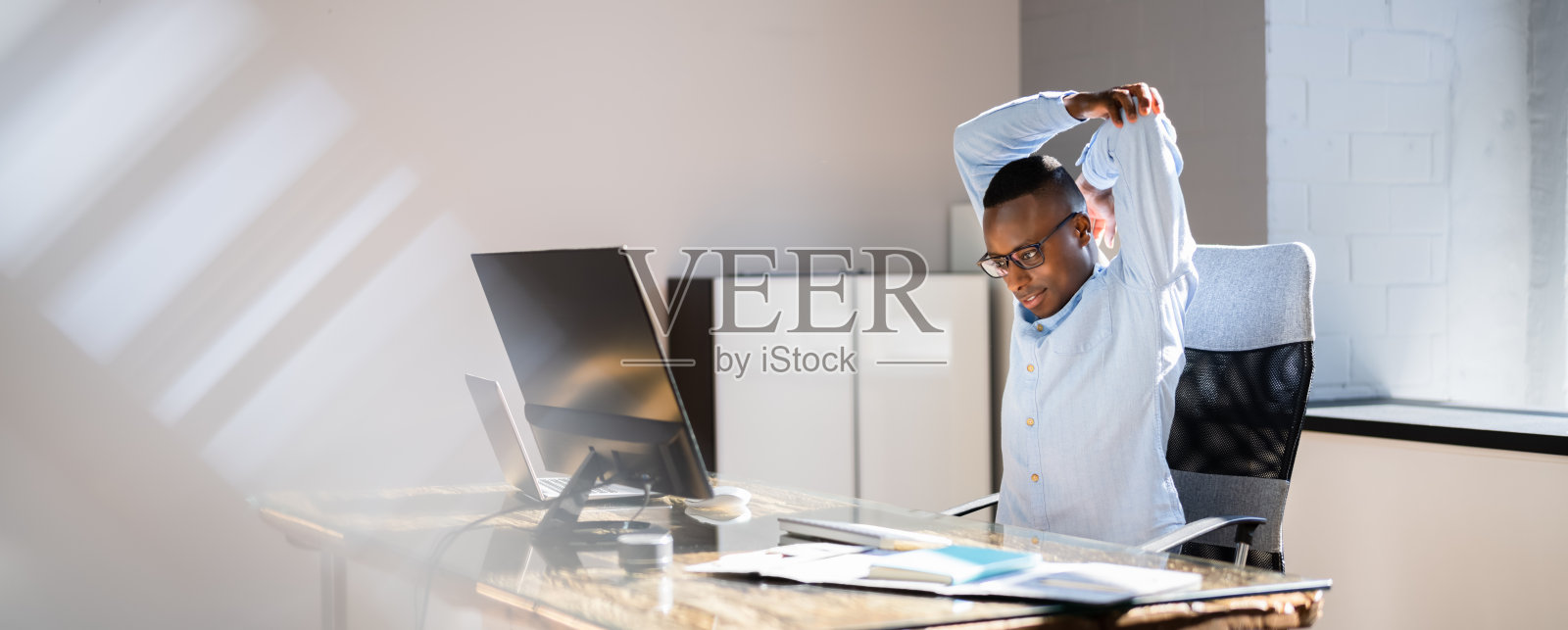 坐着做伸展手臂的运动照片摄影图片