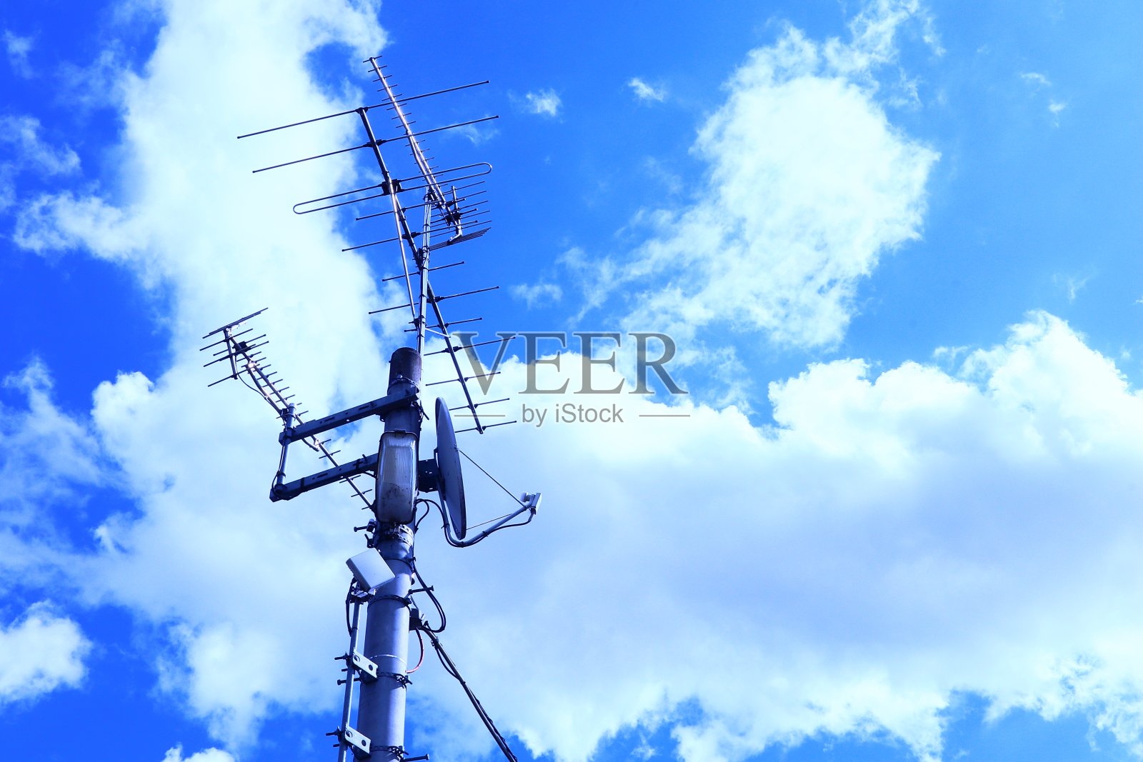 美丽的蓝天、白云、电线杆和电线照片摄影图片