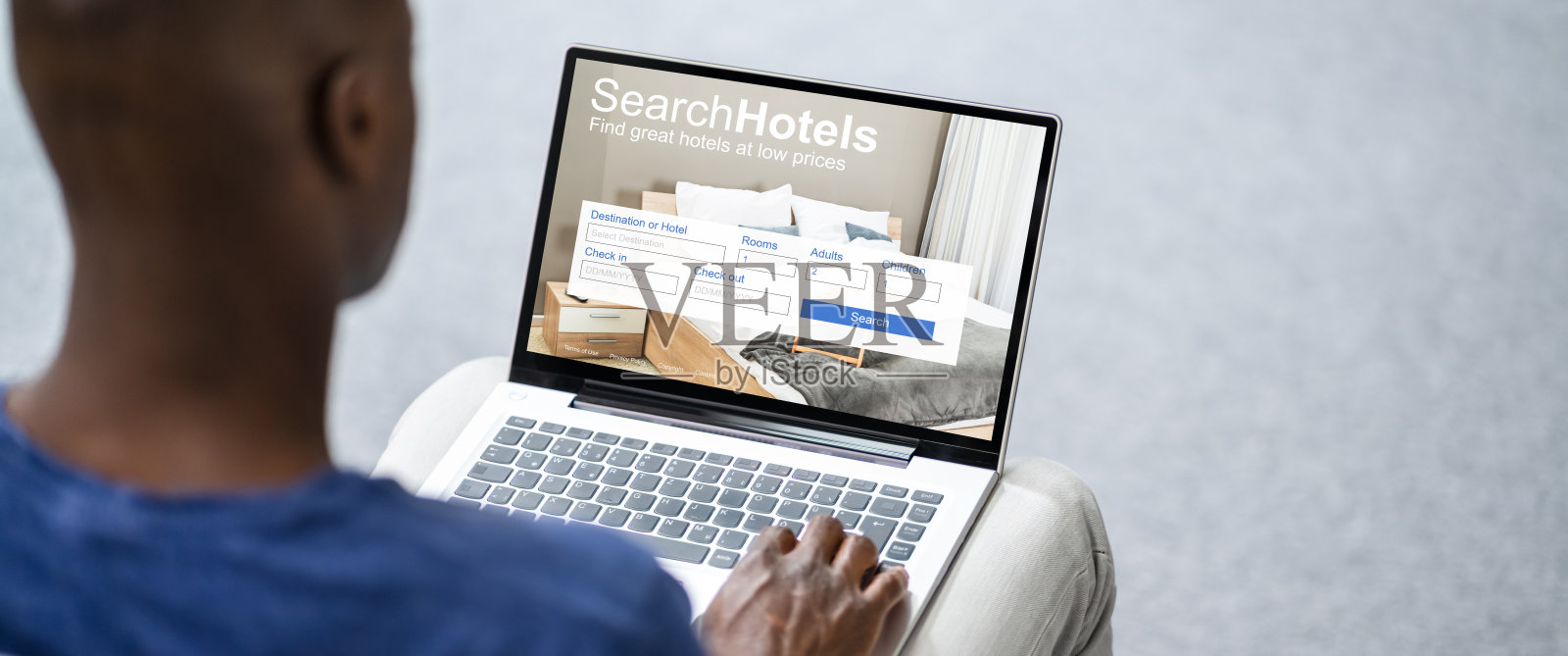 男子搜索和预订酒店在线照片摄影图片