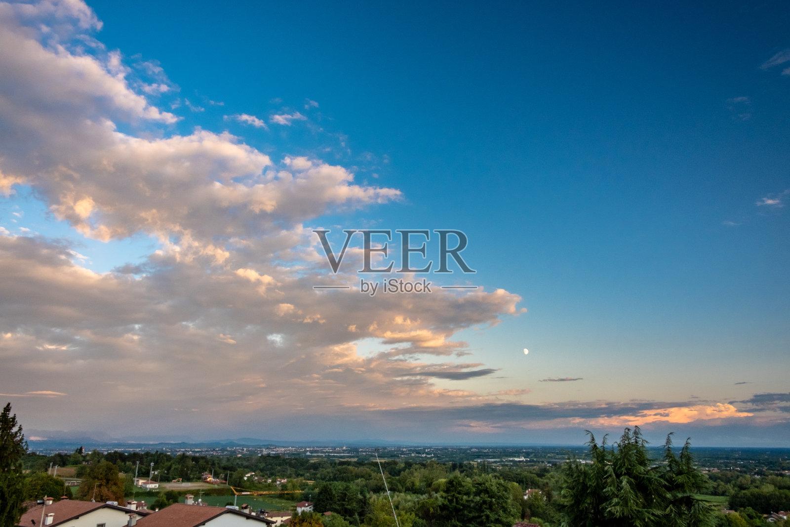 意大利一个村庄，暴风雨后的日落照片摄影图片