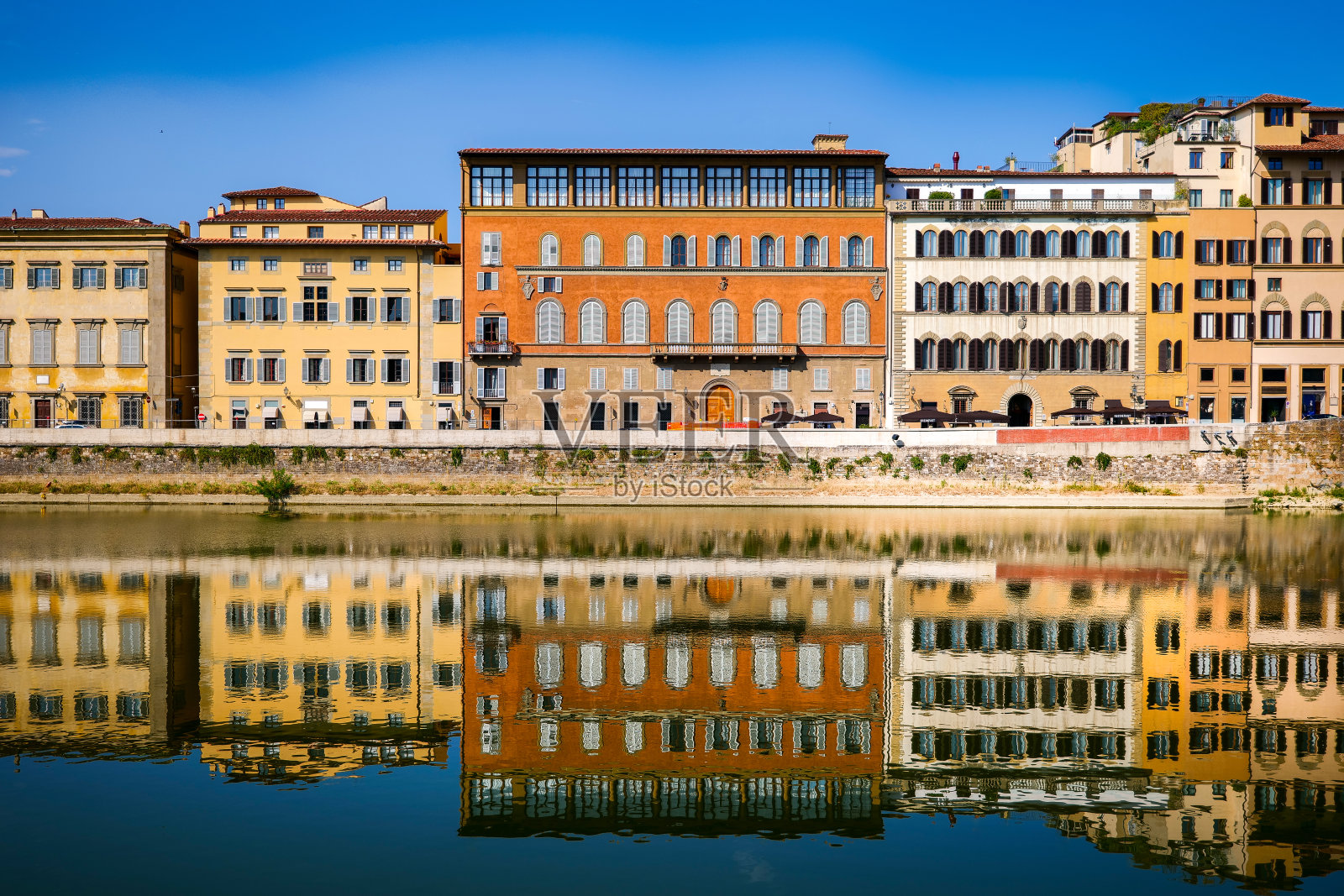 阿尔诺河映照出佛罗伦萨历史中心壮丽的天际线照片摄影图片