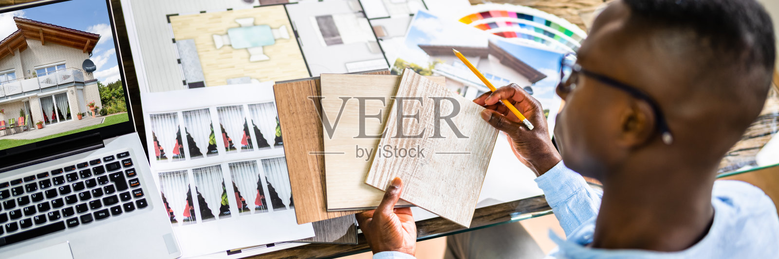 房地产设计师在电脑上工作照片摄影图片