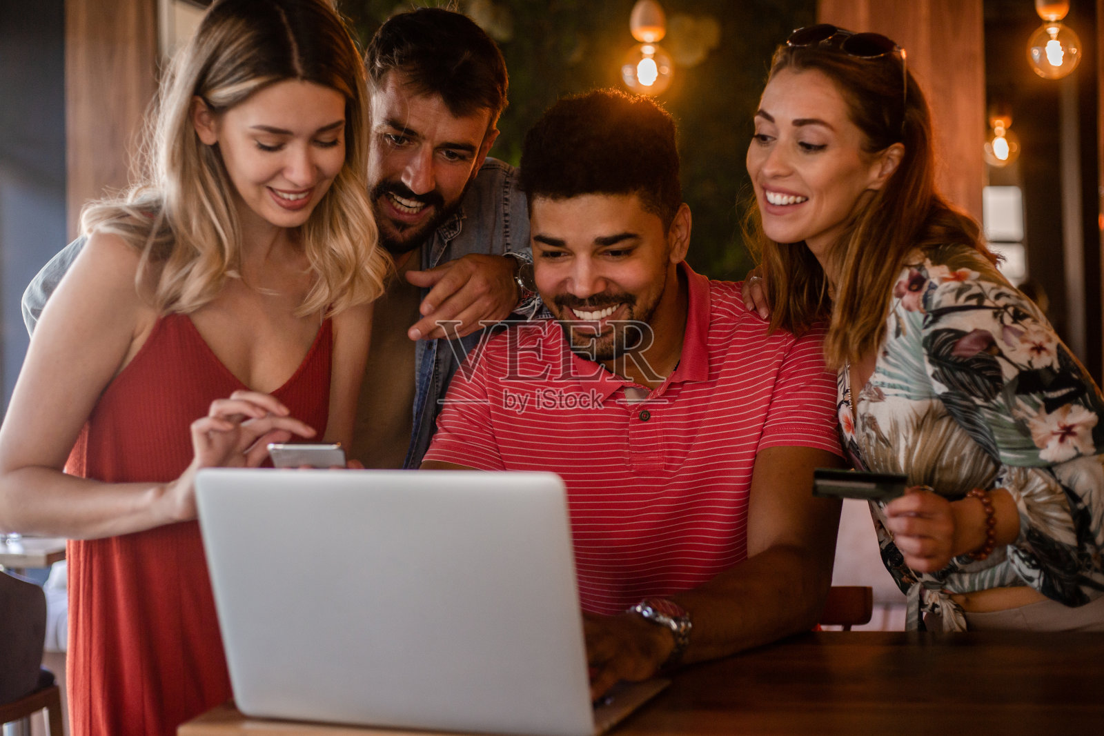 学生在咖啡馆使用笔记本电脑照片摄影图片