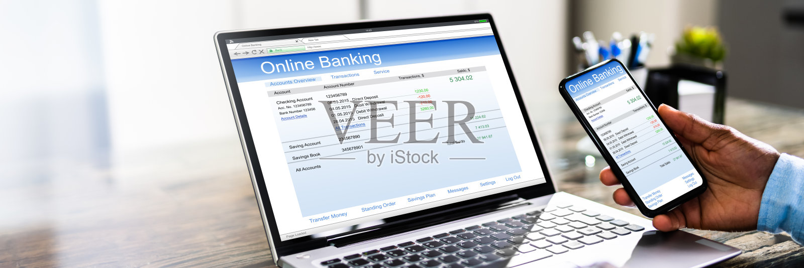 非洲裔美国人使用网上银行认证照片摄影图片