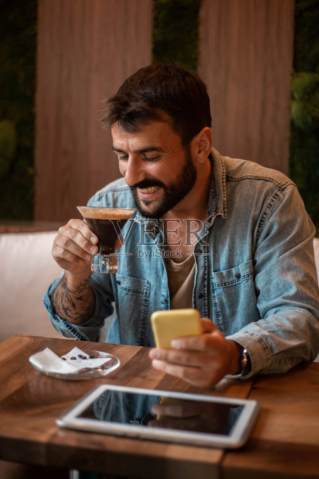 男人喝咖啡照片摄影图片