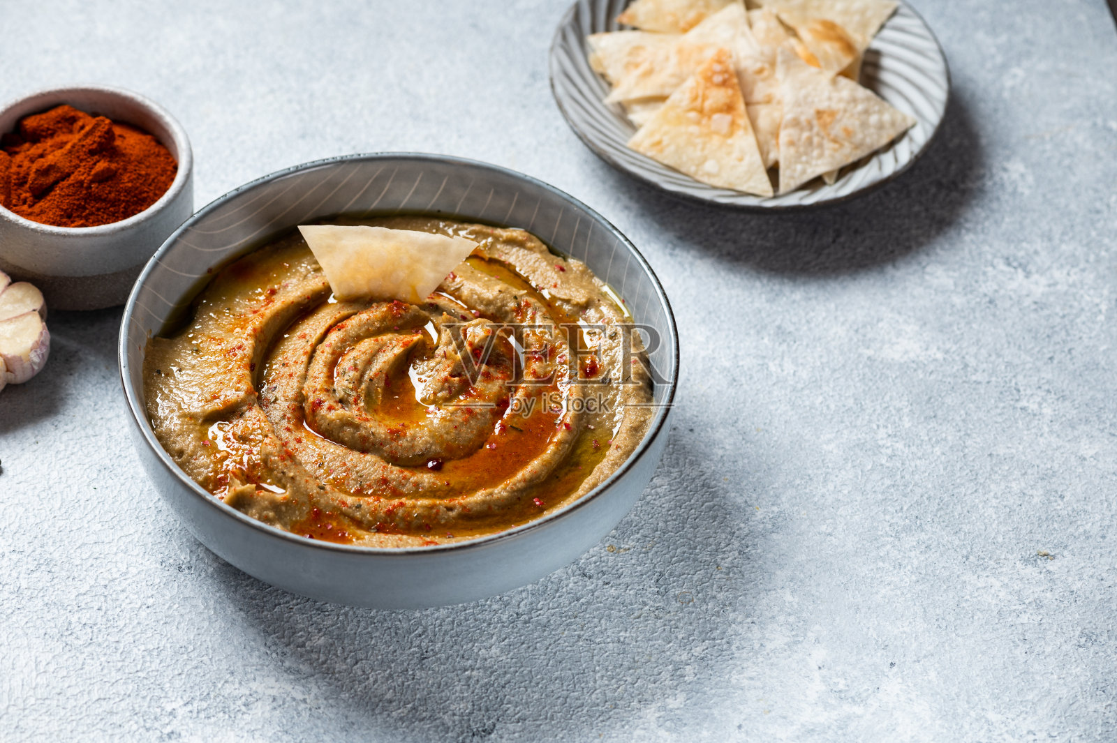 阿拉伯菜baba ganoush在盘子上和配料在桌子上。Babaganush或茄子鱼子酱。烤茄子。土耳其茄子蘸酱照片摄影图片